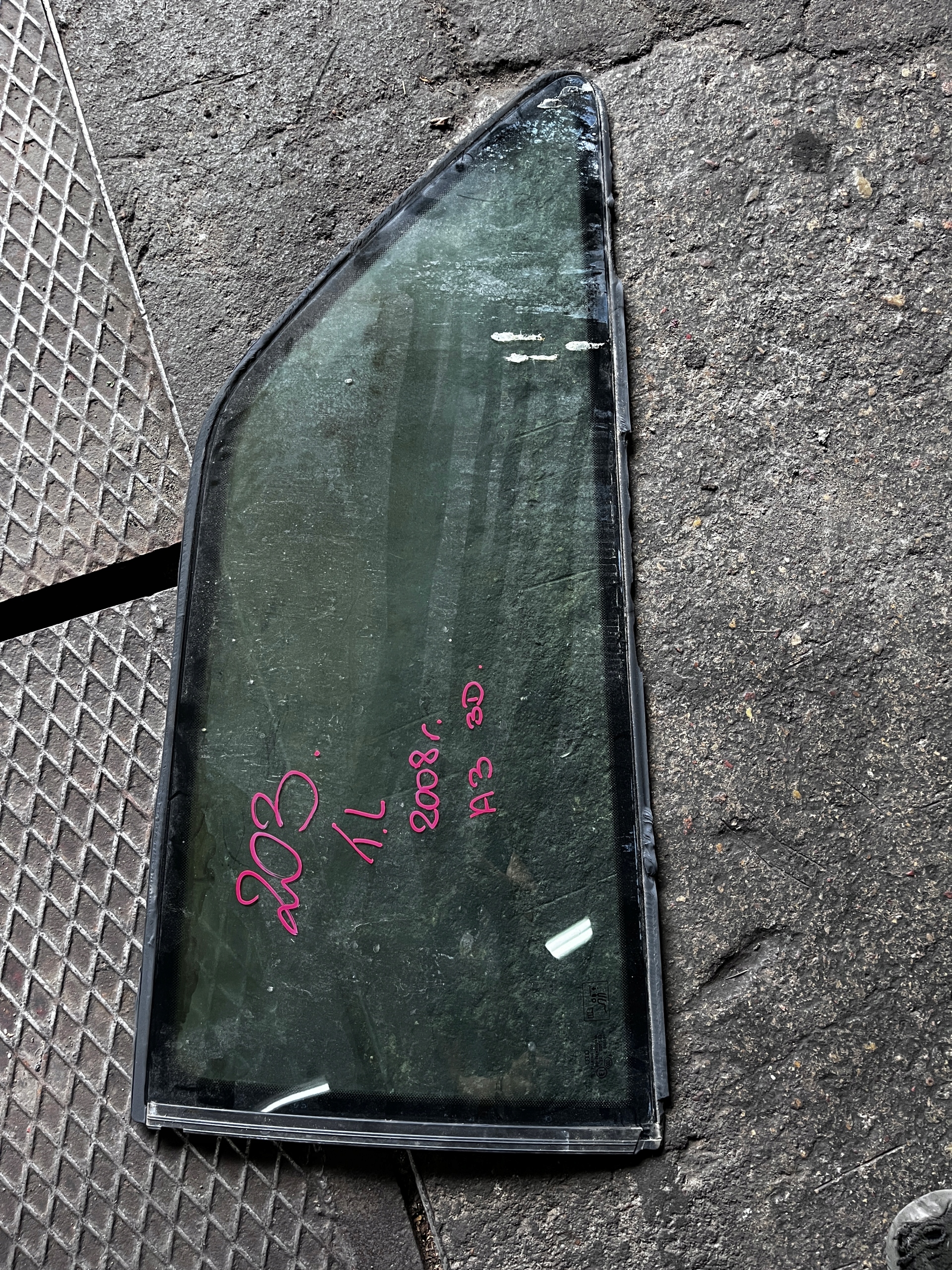 203 AUDI A3 8P 2008r SZYBA KAROSERYJNA BOCZNA LEWA