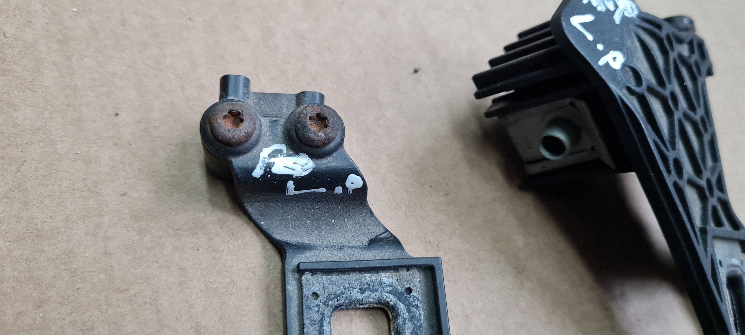 A5 8T LIFT bracket hook holder lights left front 1301330049 A4 B8 LIFT