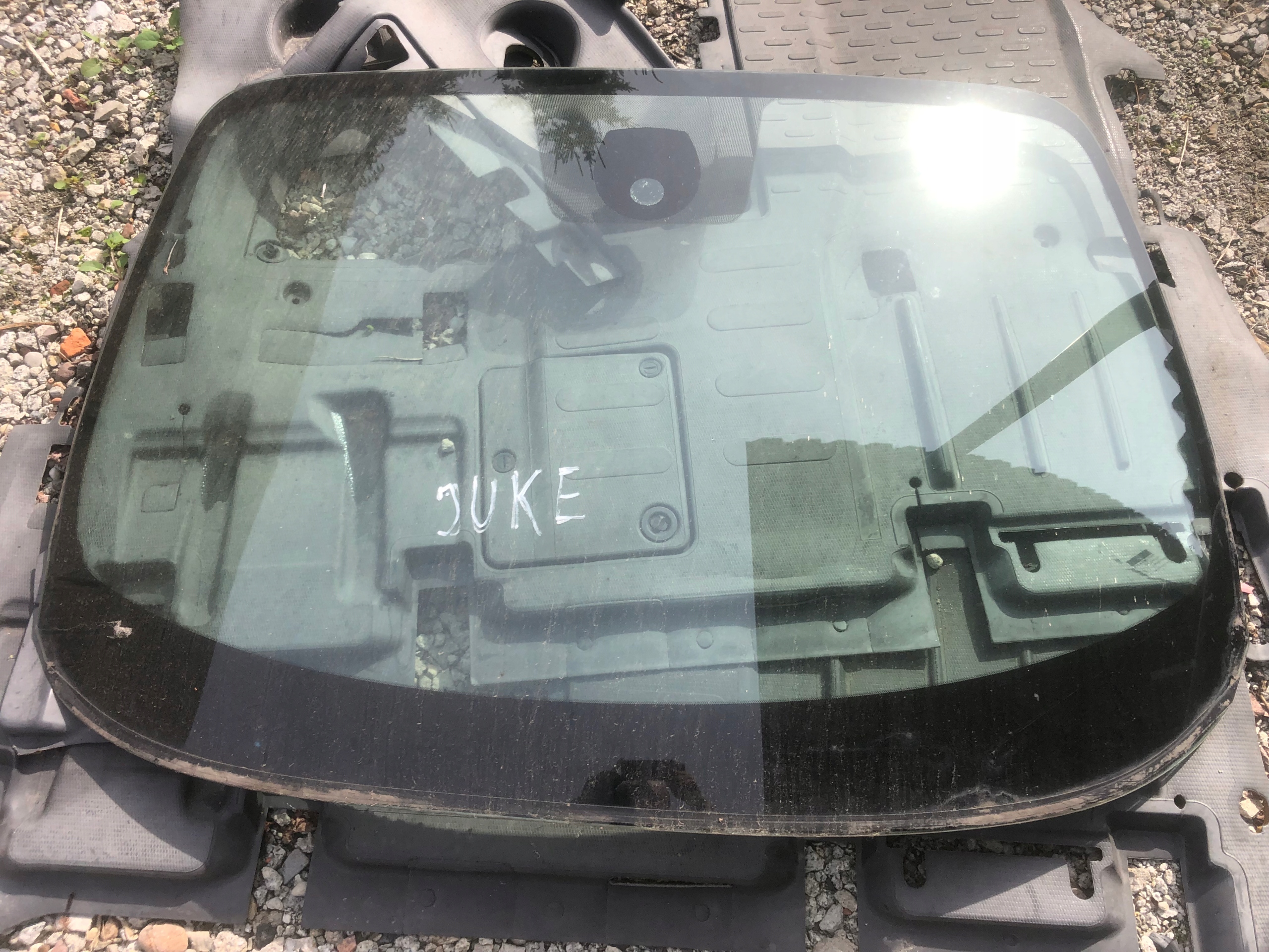 Nissan Juke та 2010-лобове скло