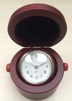 

Zegar Zegarek Na Biurko W Drewnianym Pudełku