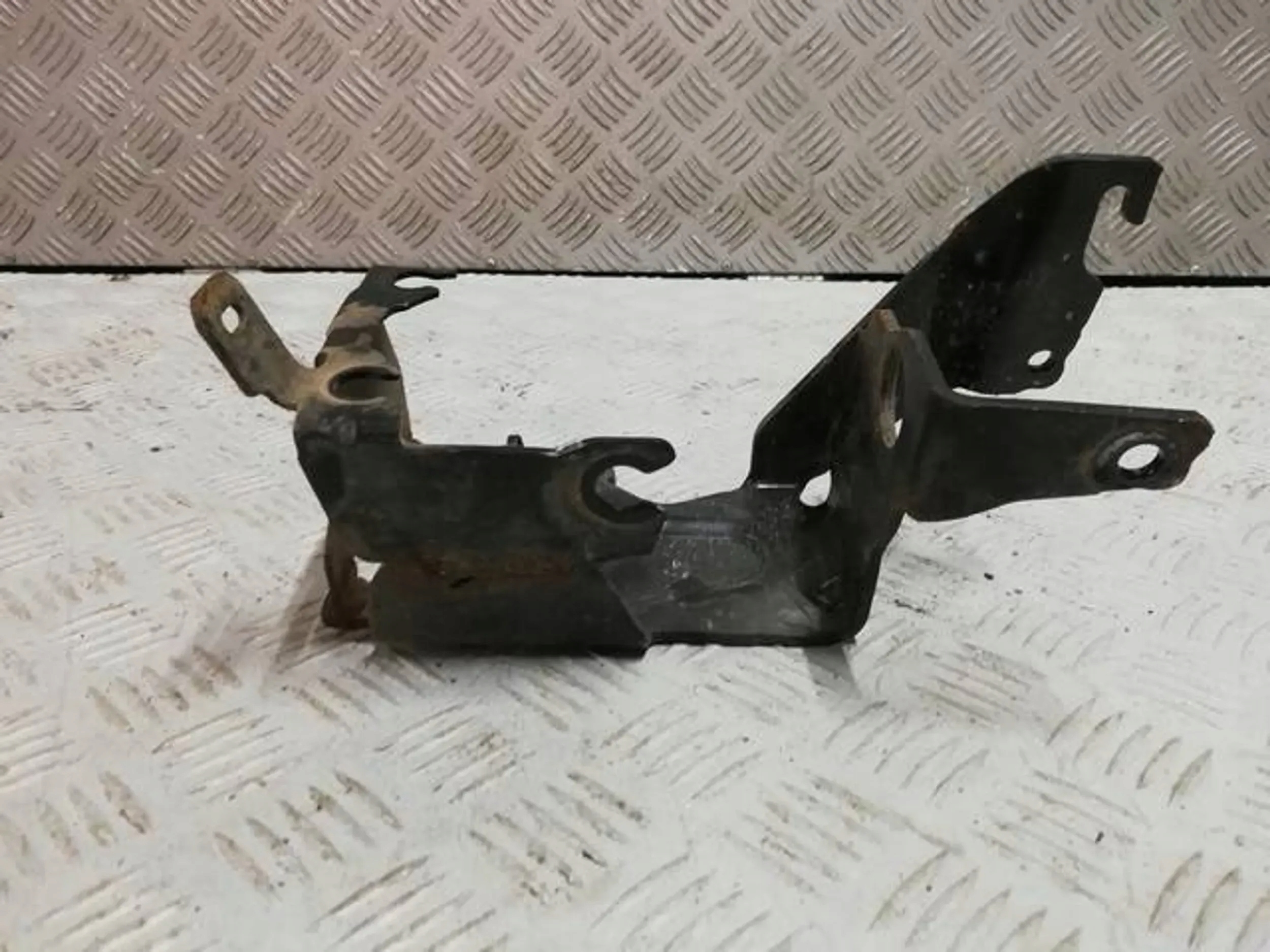 MOCOWANIE POMPY ABS UCHWYT CITROEN C3 AIRCROSS 9818695380 Producent części Citroen OE