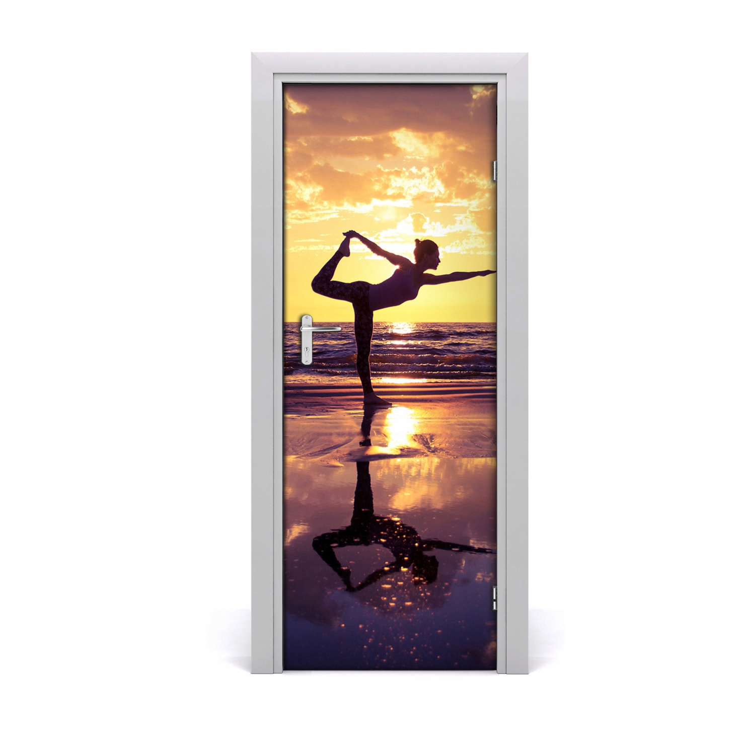 

Naklejka fototapeta na drzwi Ludzie Joga na plaży