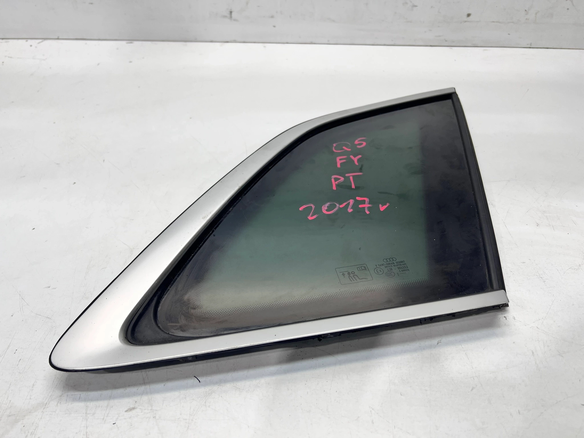 window bodywork right rear part AUDI Q5 FY 2017R 80A845298J