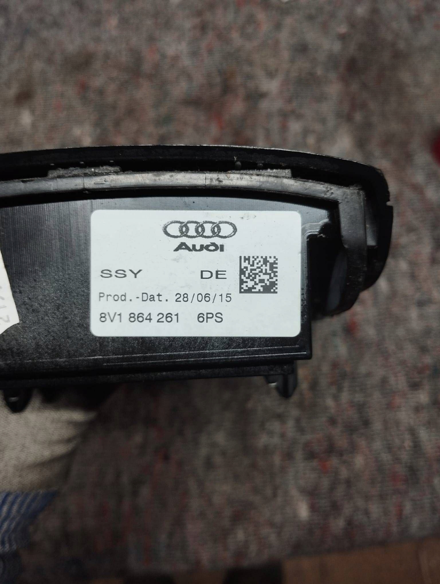 Audi A3 S3 8V тунель середина рамка декор 8V1864261