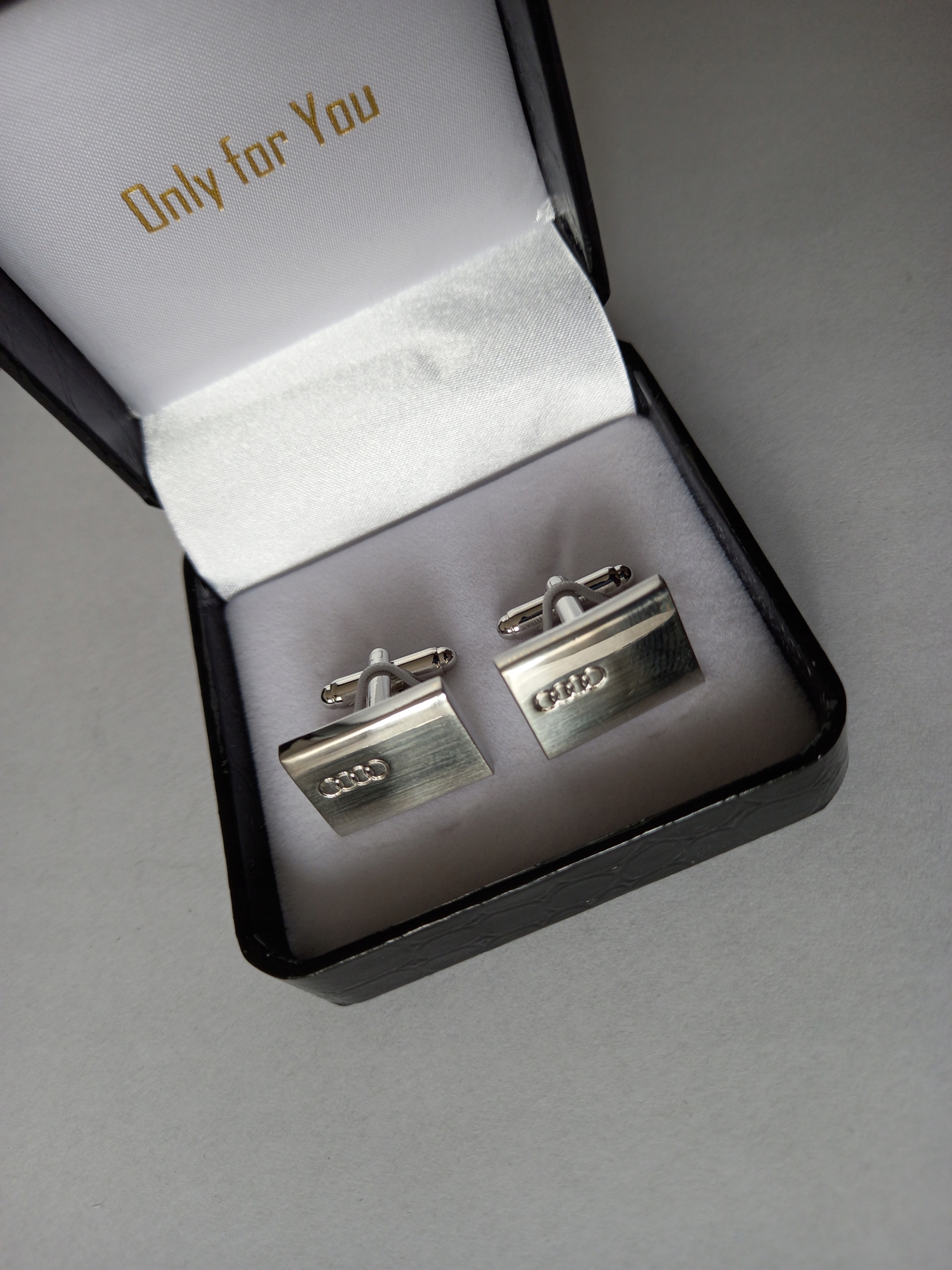 Obdélníkové srebrné rhodiované manžetové knoflíčky na košili Exc FourWeels Audi