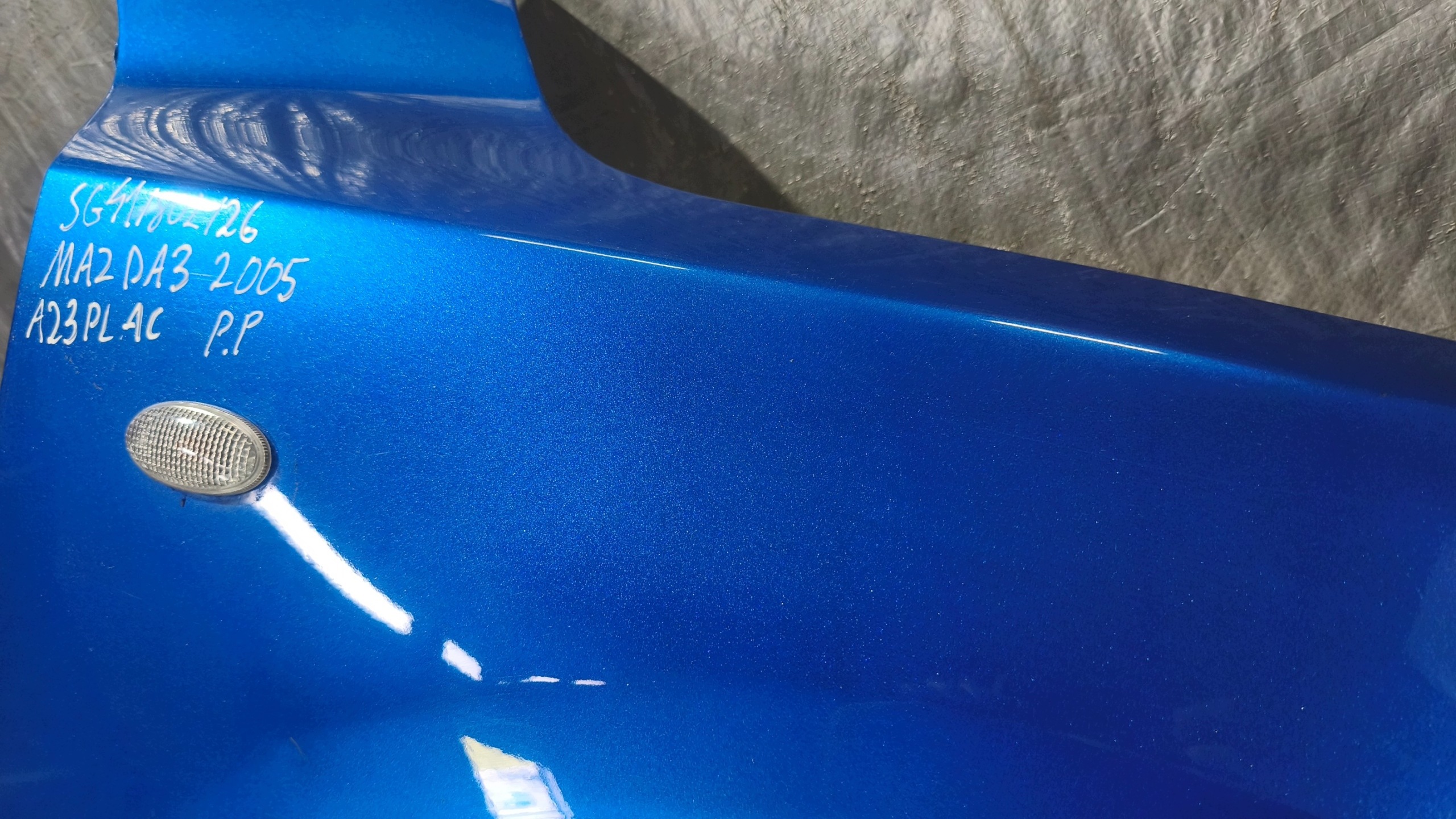 fender right front MAZDA 3 2005r
