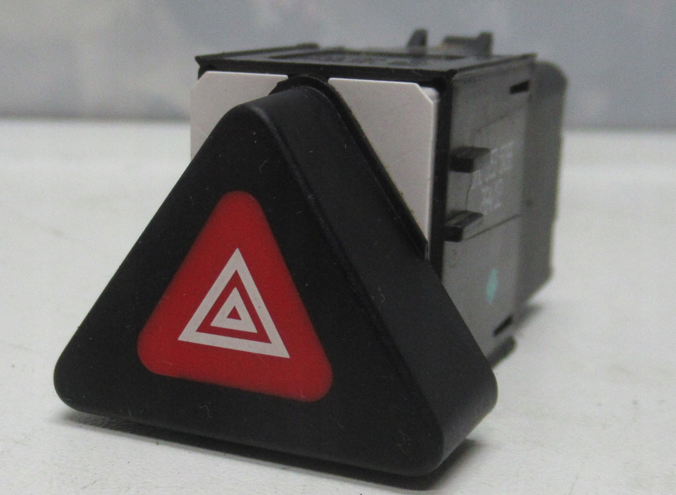 VW GOLF VI+ 12R switch of warning lights 5M0953509B