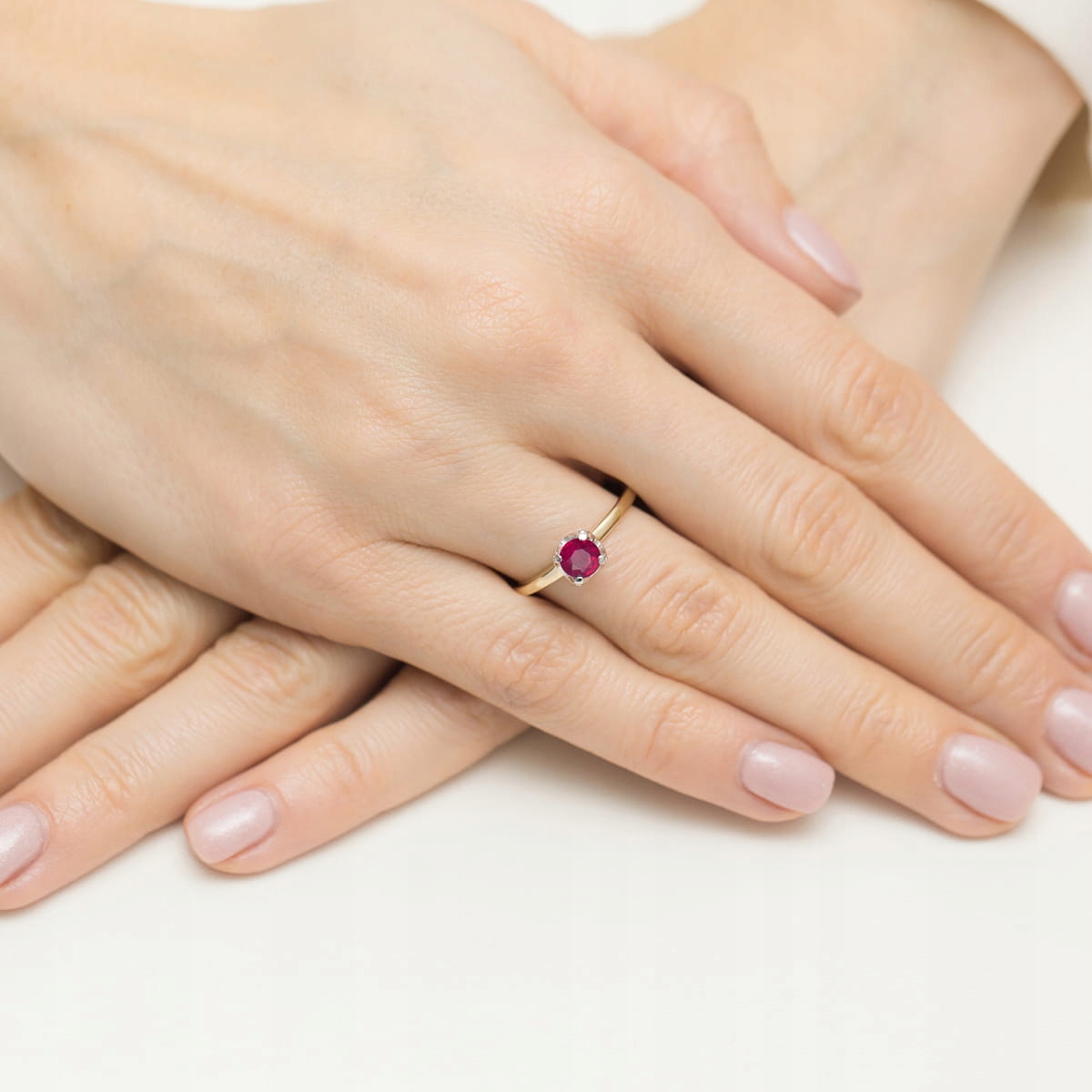 PIERŚCIONEK ZARĘCZYNOWY BIAŁE ZŁOTO 585 RUBIN Waga 2 g