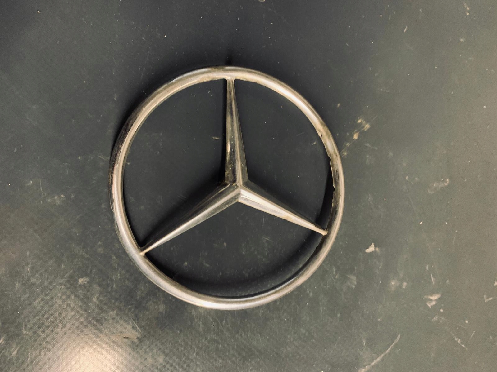 ZNACZEK EMBLEMAT KLAPY TYŁ MERCEDES W116