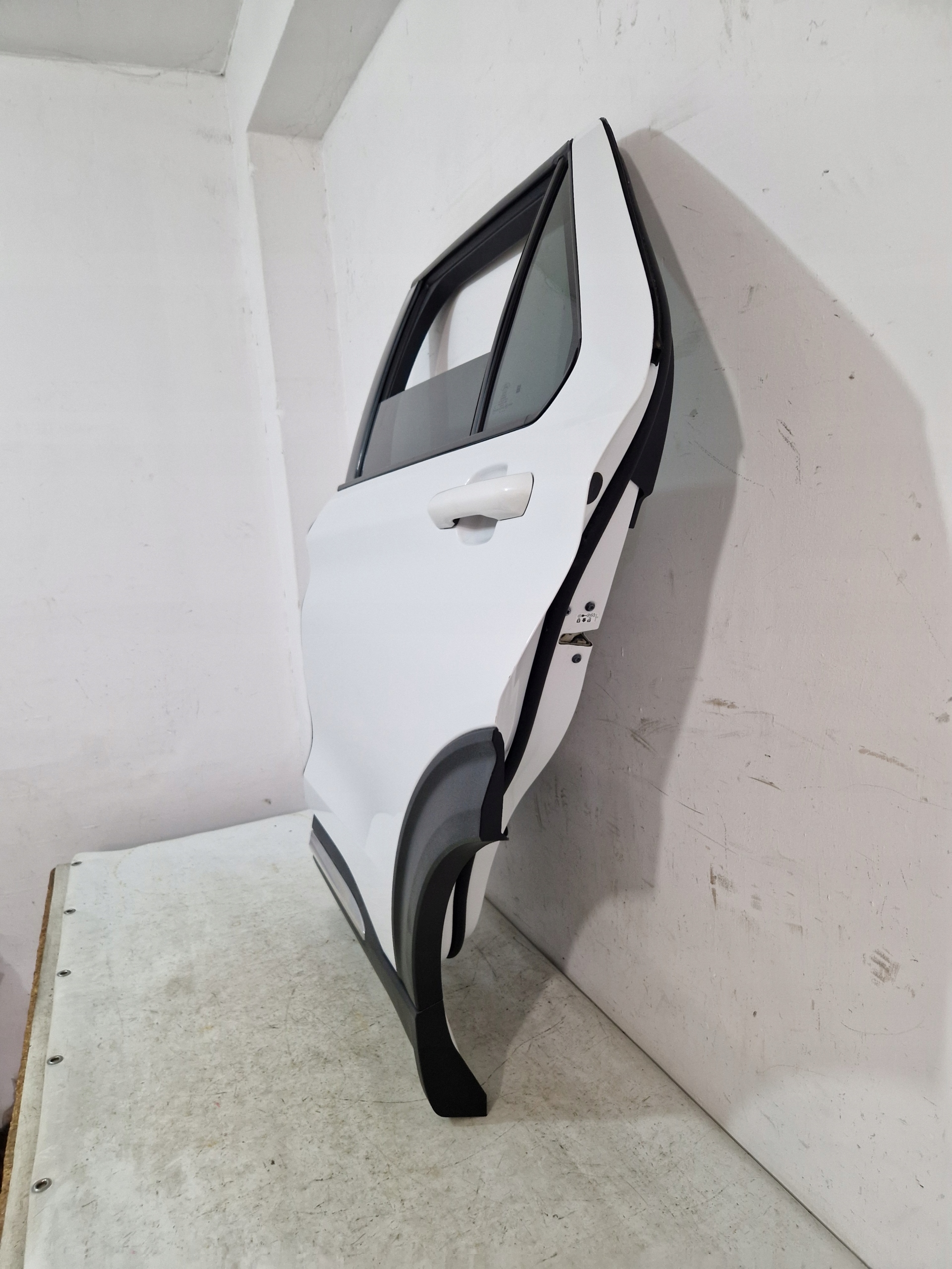 FORD EXPLORER VI 2020- ajtó hátsó hátsó bal YZ