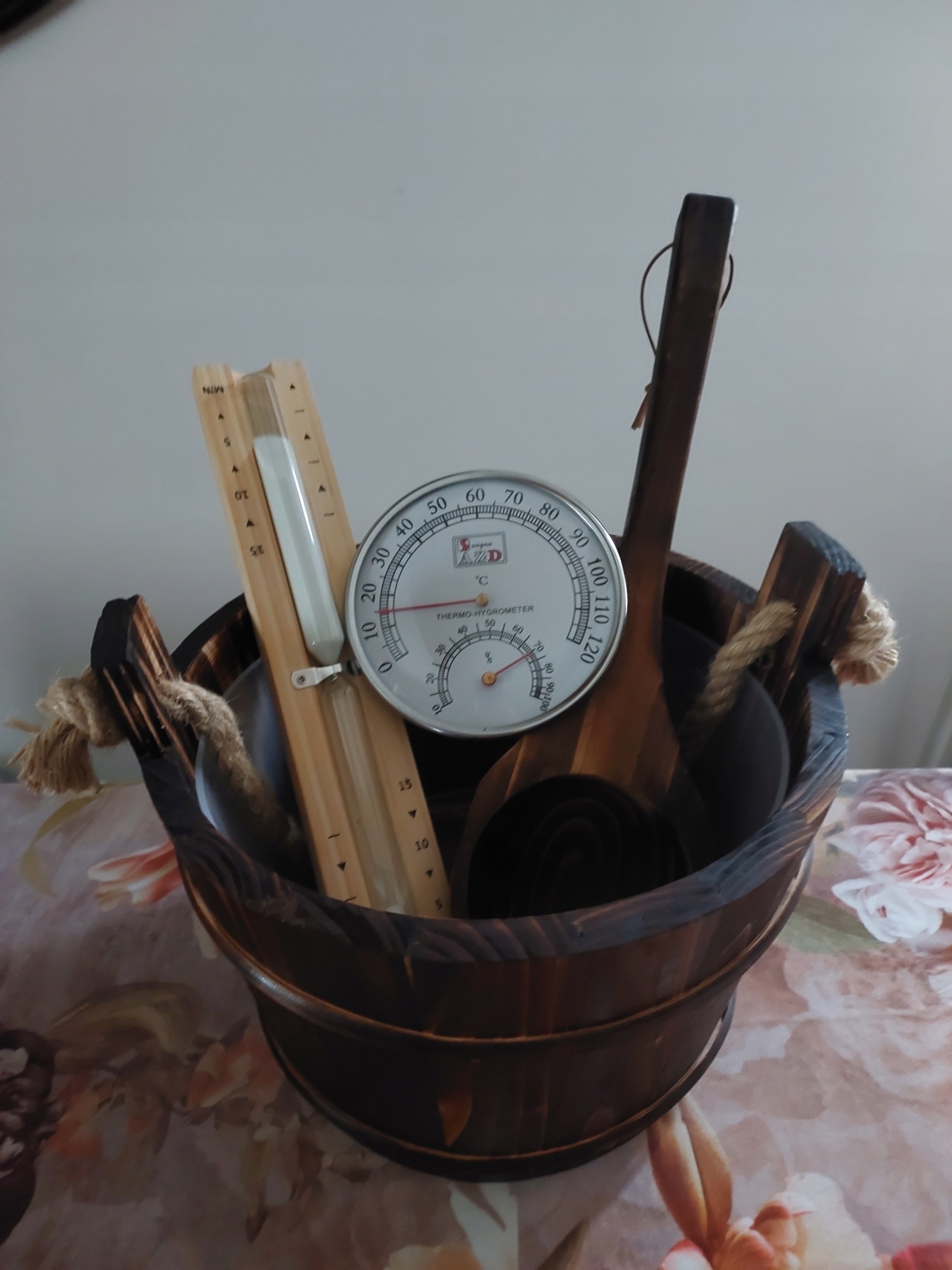 Sada príslušenstva, vedro, naberačka, presýpacie hodiny, teplomer do sauny, sauna
