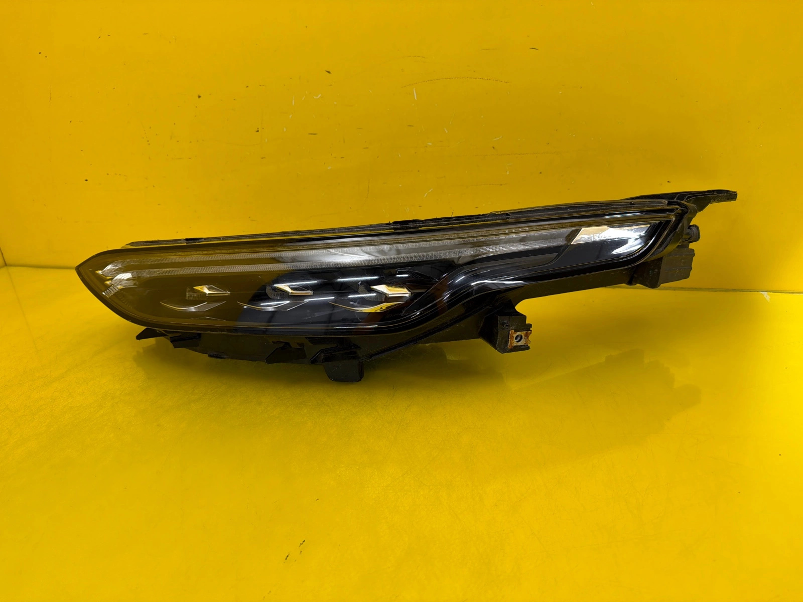 far lijeva Maxus Euniq 6 Full Led DRL C00371013
