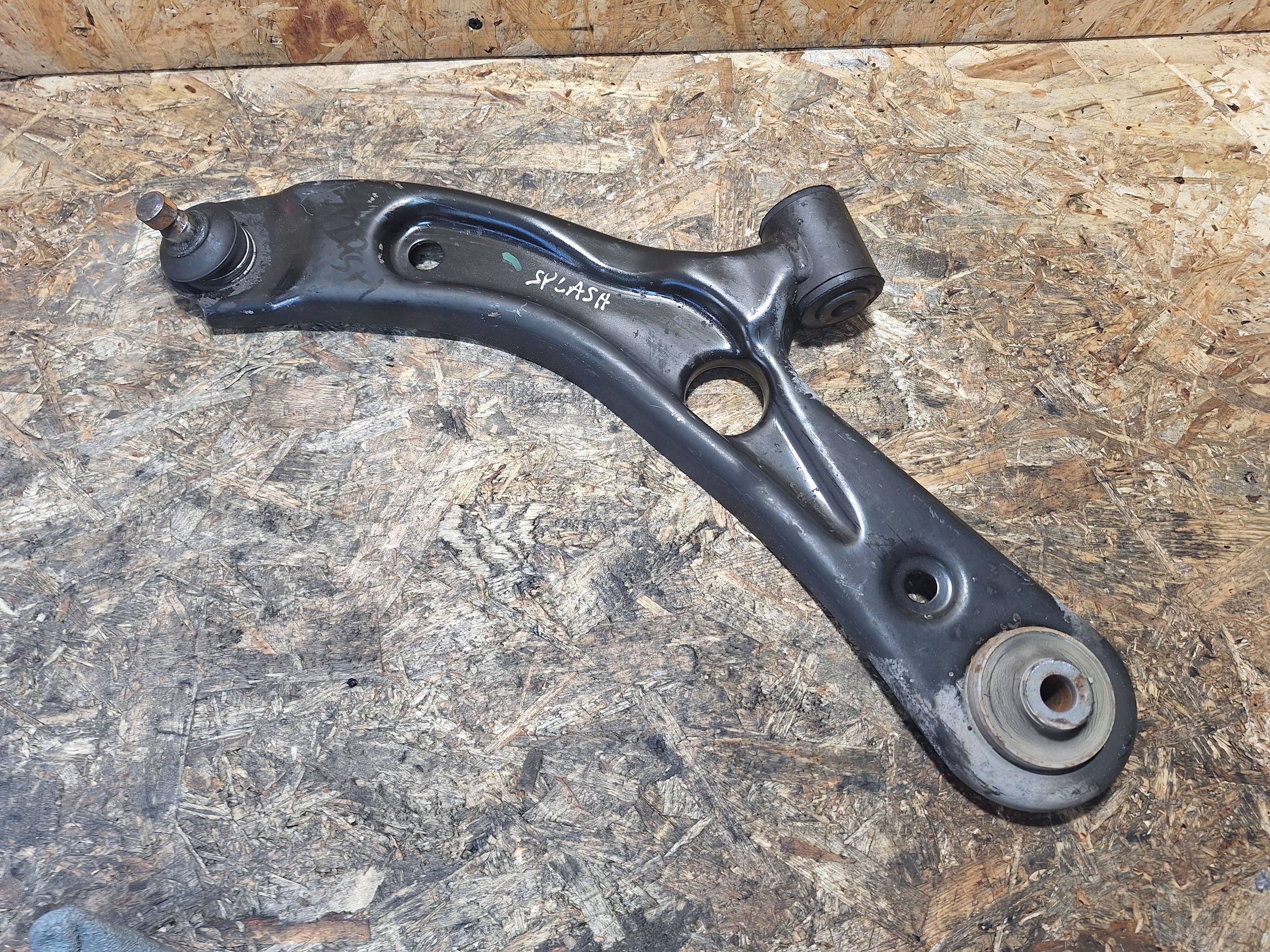 arm left SUZUKI SPLASH 08-14