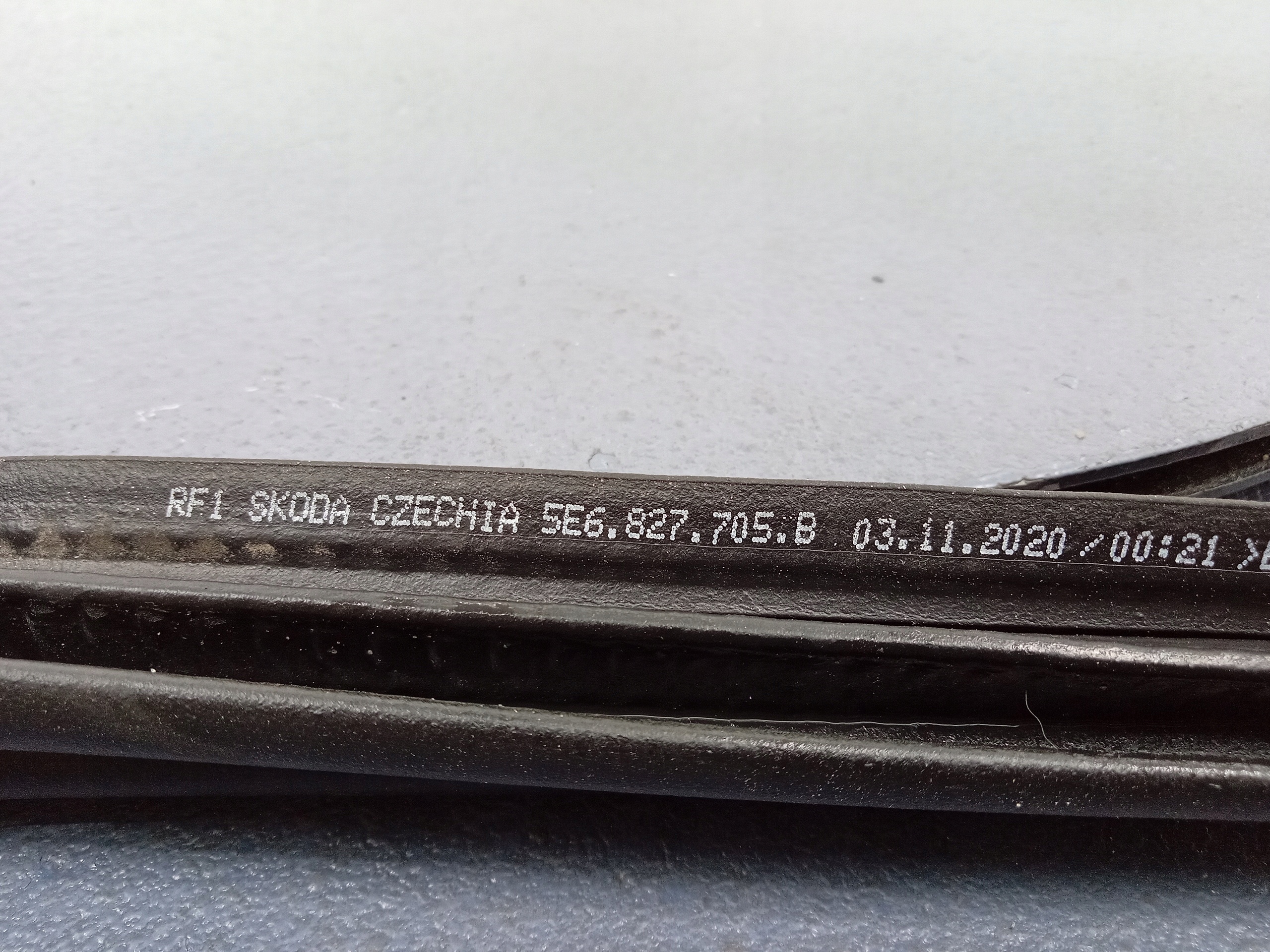 SKODA OCTAVIA IV HB USZCZELKA BAGAŻNIKA 5E6827705B Producent części Skoda OE