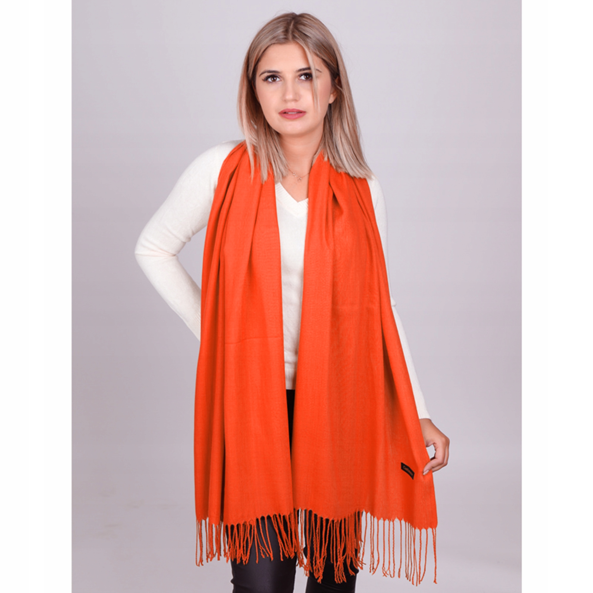 SZAL DAMSKI SZALIK PREMIUM Z FRĘDZLAMI Długość (cm) 186 cm