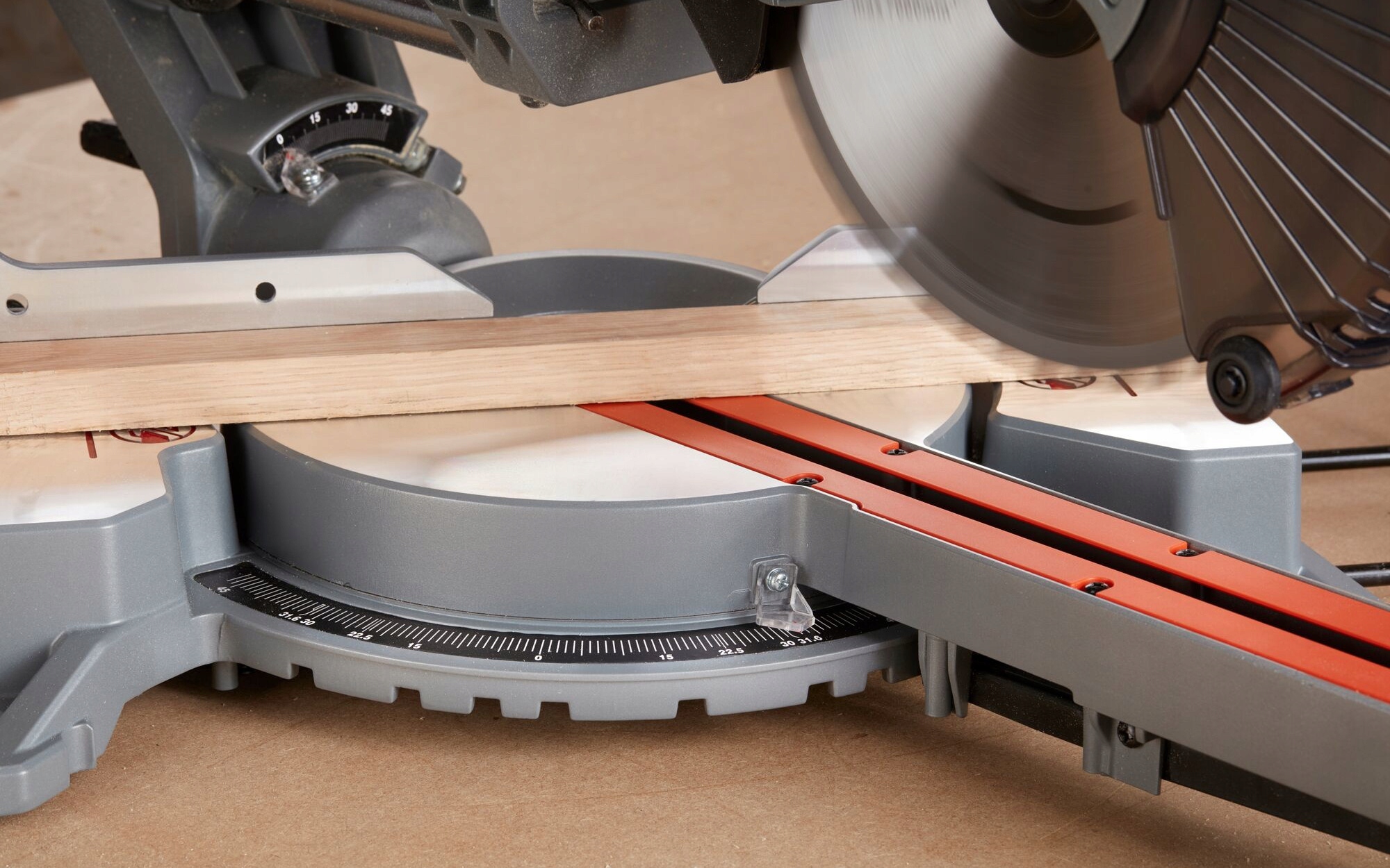 Pilarka ukosowa Ukośnica 254mm 2100W z posuwem Black & Decker BES710 Zasilanie sieciowe