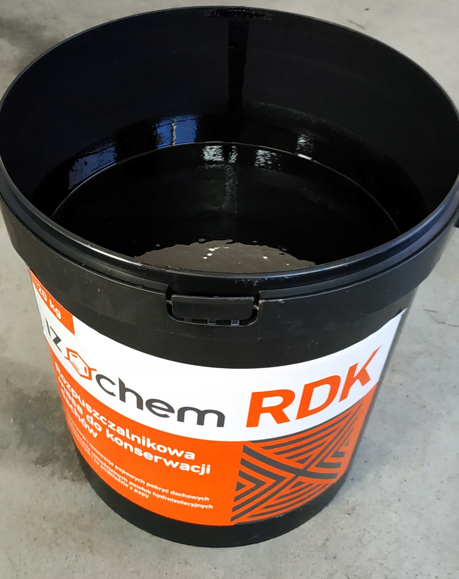 Masa bitumiczna Izochem RDK konserwacja papy 10 kg Pojemność 10 l