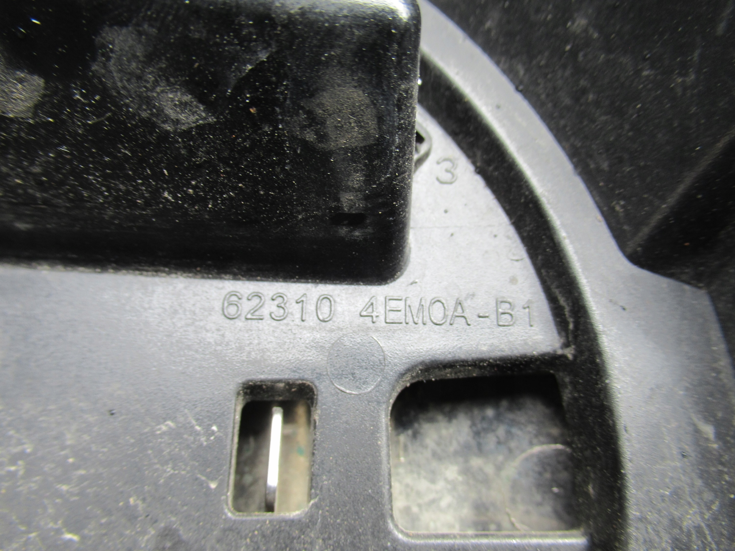 nissan oe 623104EA0A решетка радиатора