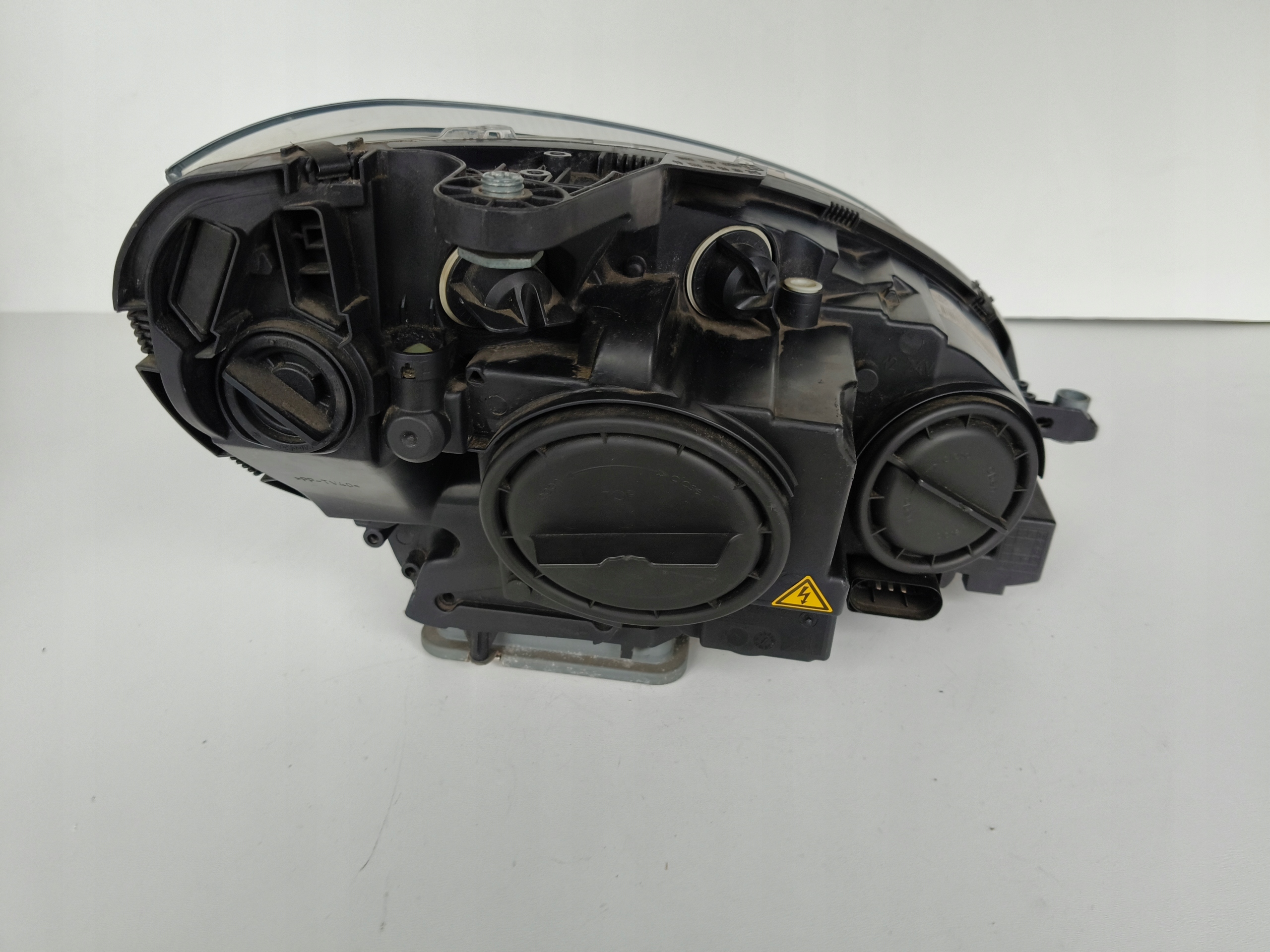 light left REFLEKTOR MERCEDES C-KLASA W204 07-10 XENON