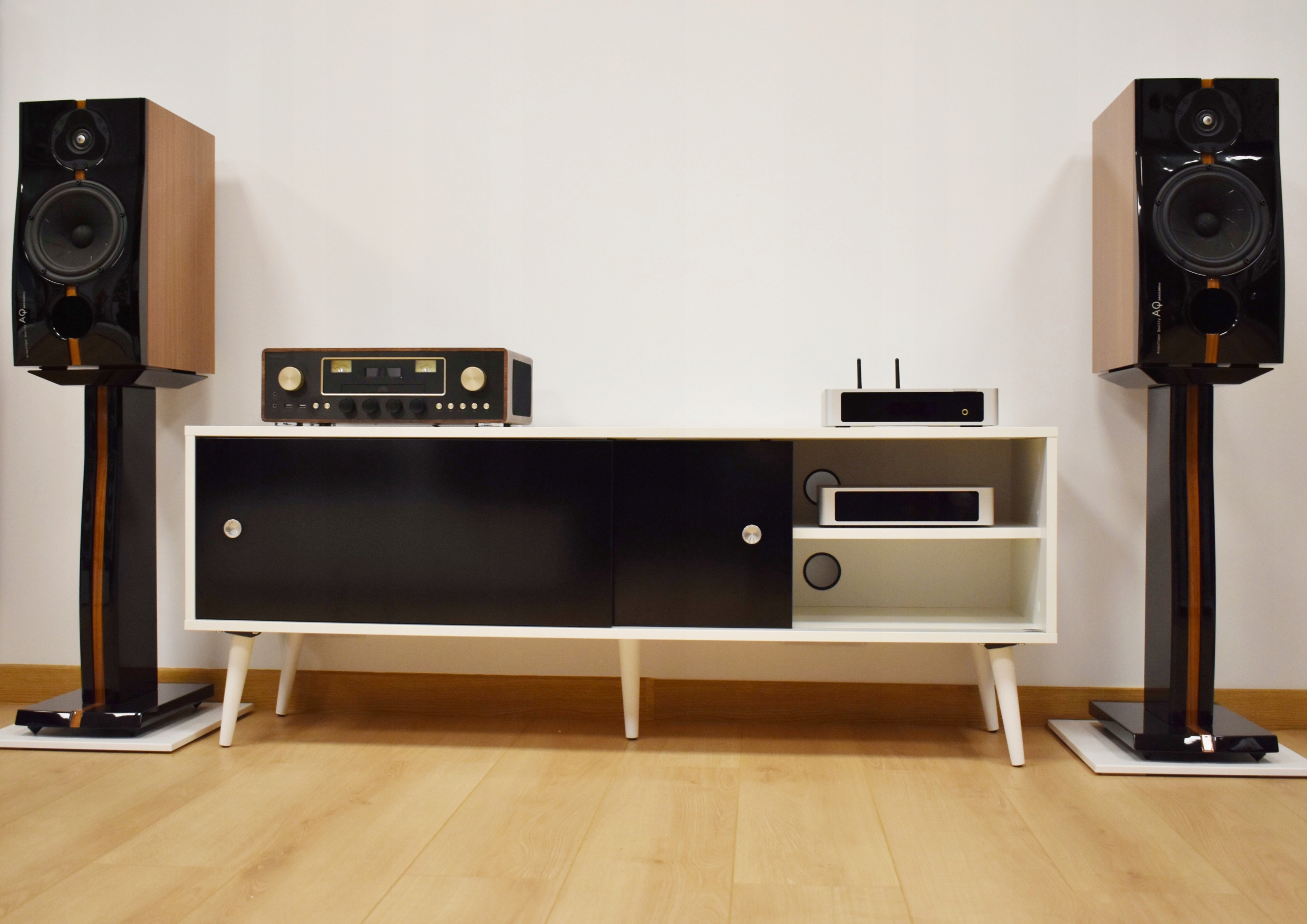 Drewniana szafka rtv RETRO szerokość 140 cm Model *