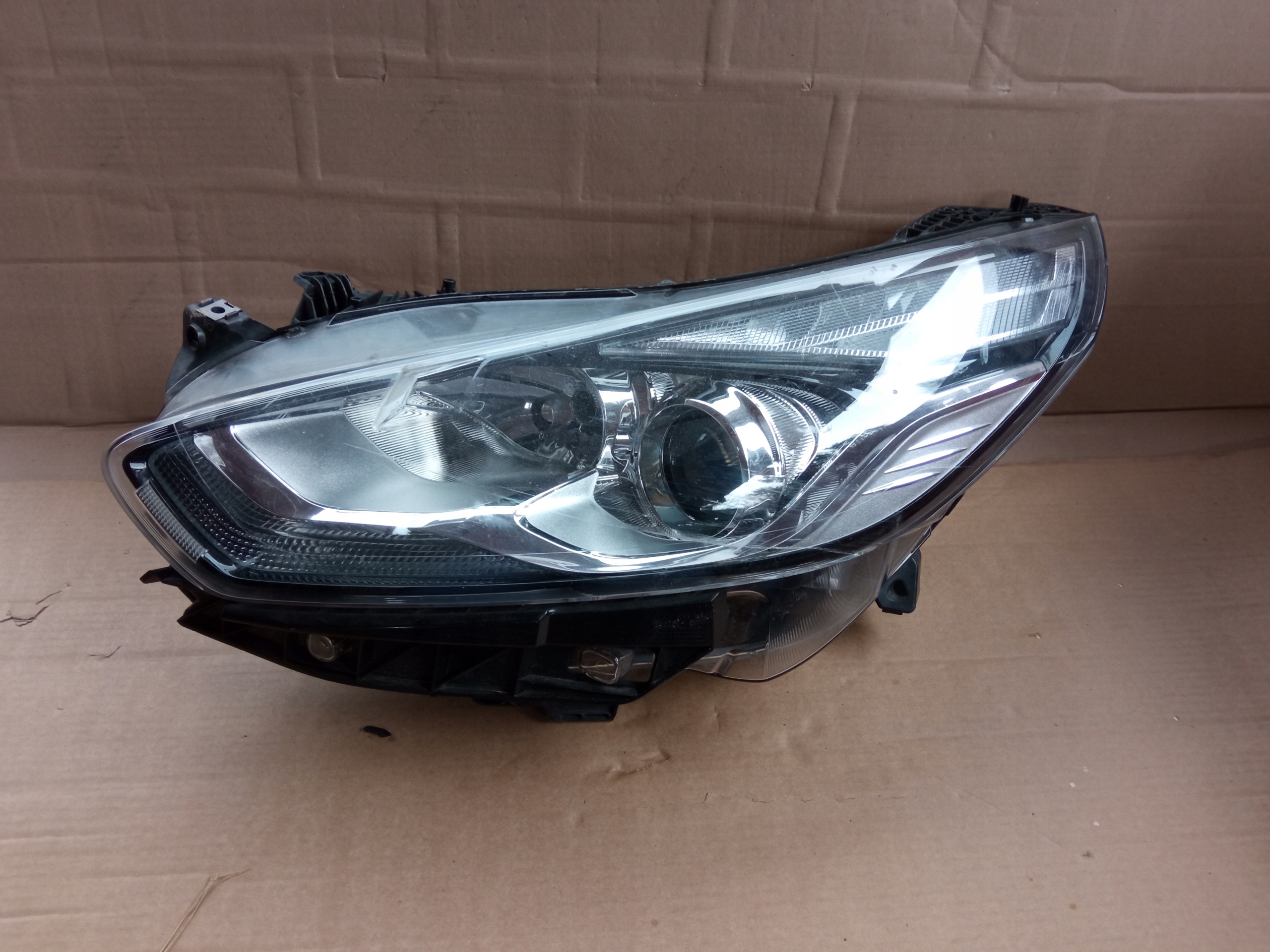 ФАРА ПЕРЕД FORD S-MAX Mk2