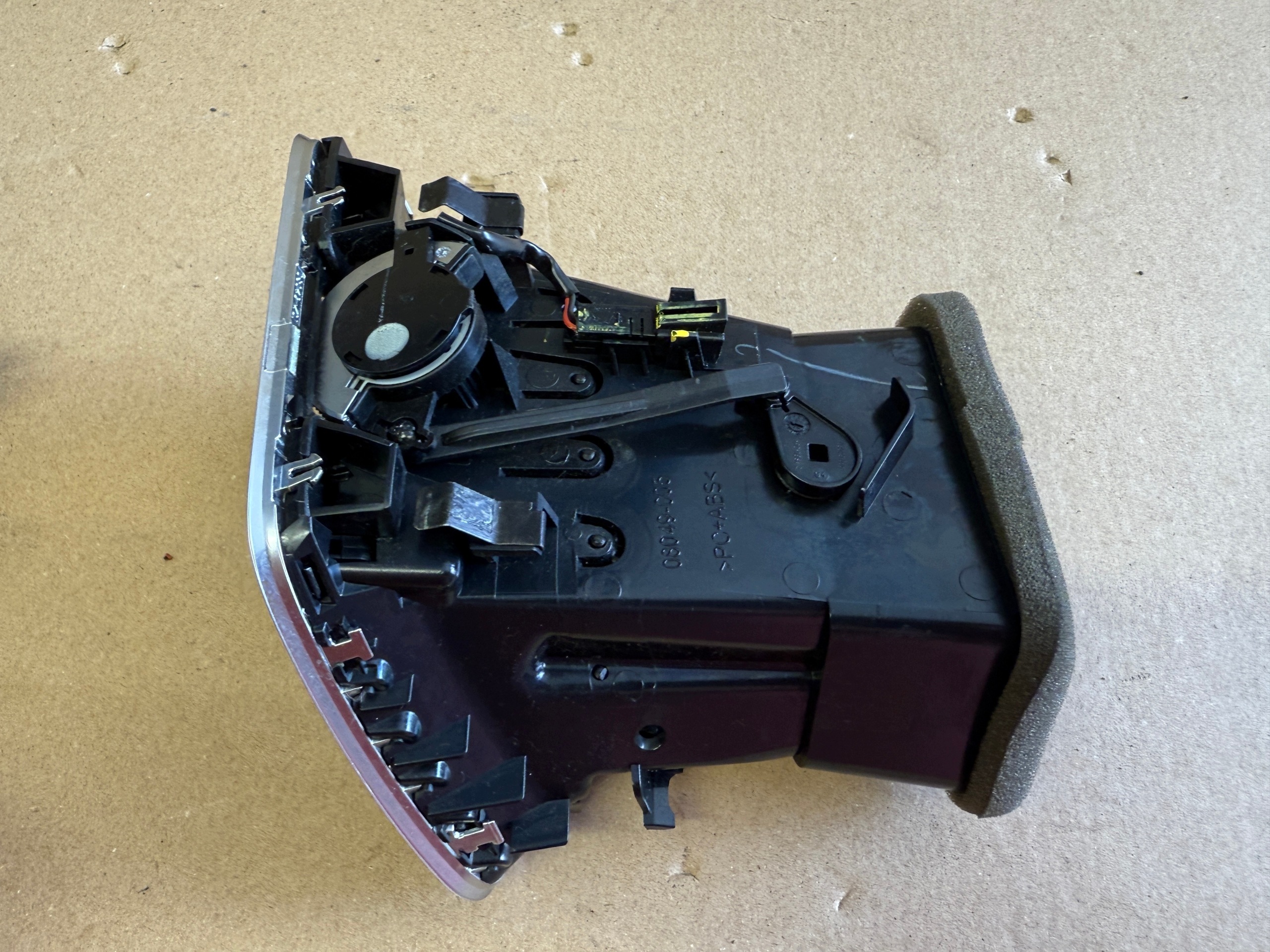 AUDI Q3 8U LIFT S-LINE grid air conditioning devices right 8U1820902B