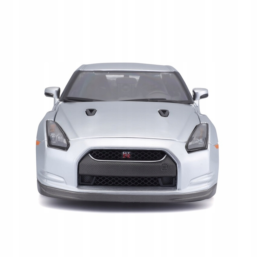 Nissan GT-R R35 1:18 model Bburago 18-12079 Kolor dominujący biel