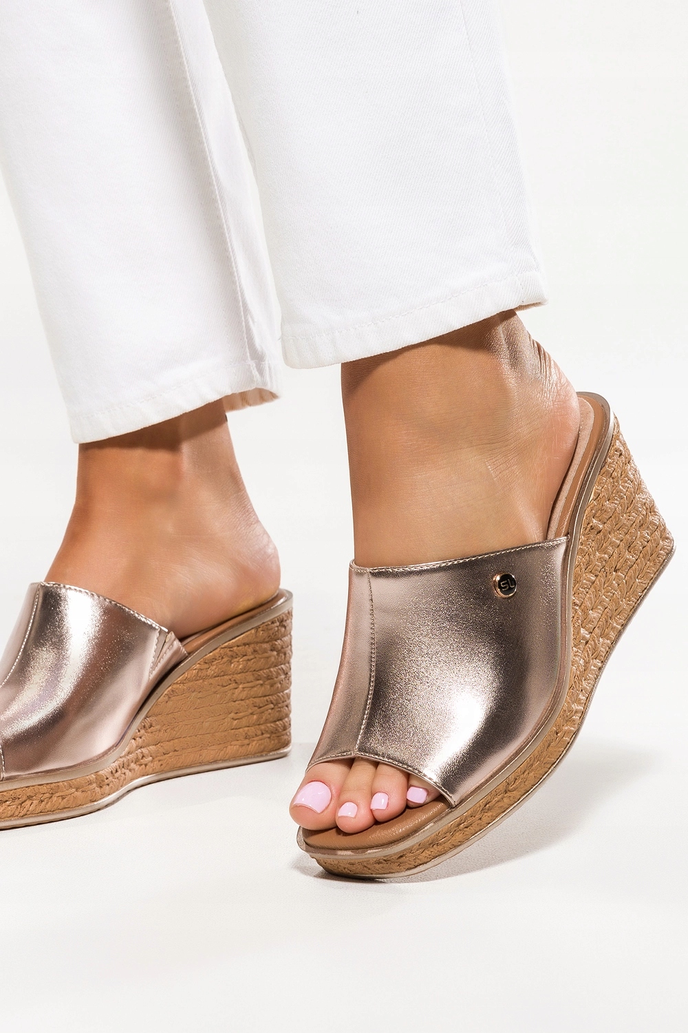 ZŁOTE KLAPKI DAMSKIE NA KOTURNIE ZE SKÓRZANĄ WKŁADKĄ LEKKIE WYGODNE r 39 Marka Sergio Leone