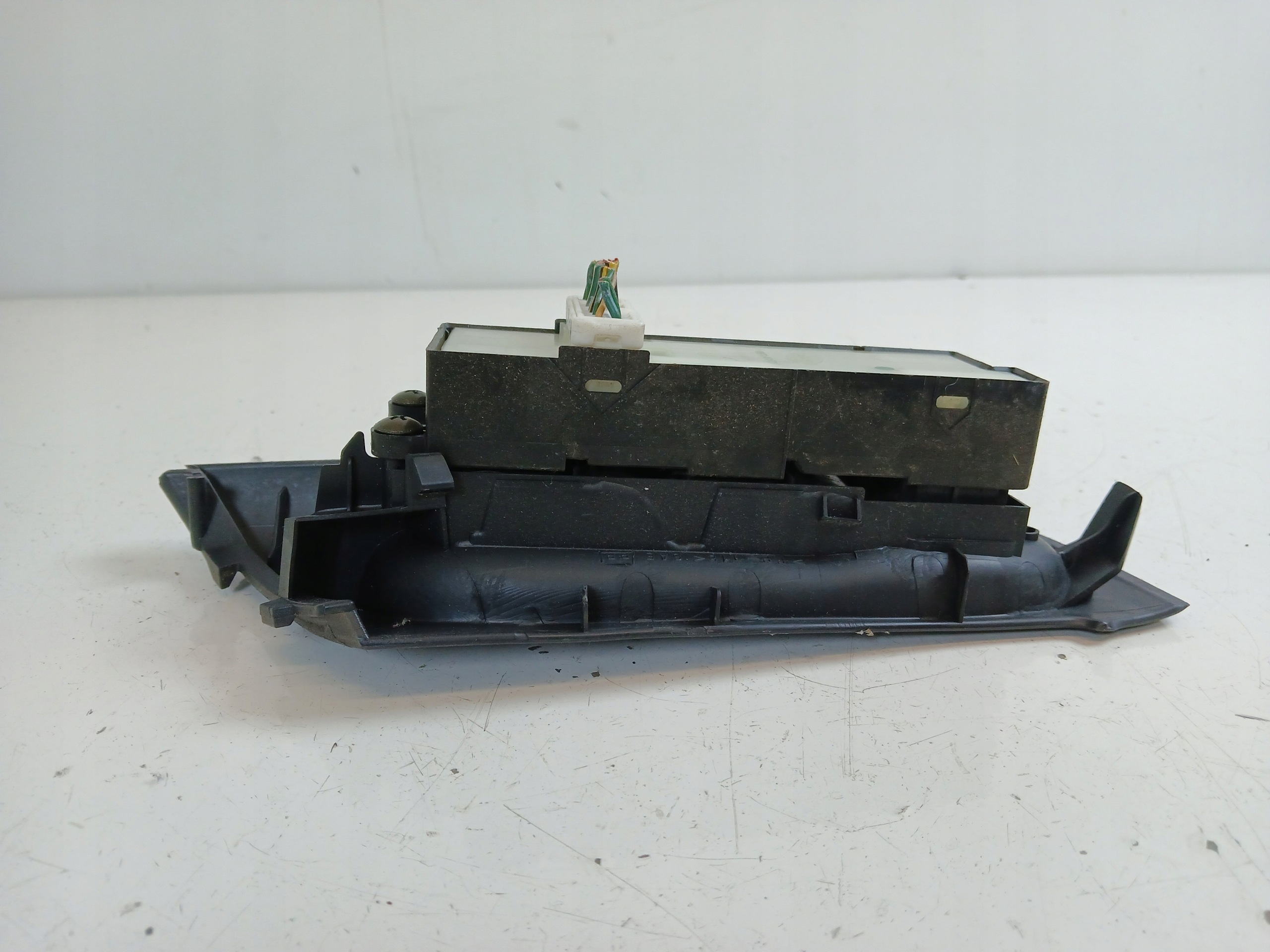 NISSAN ALMERA N16 PANEL okna levý předek