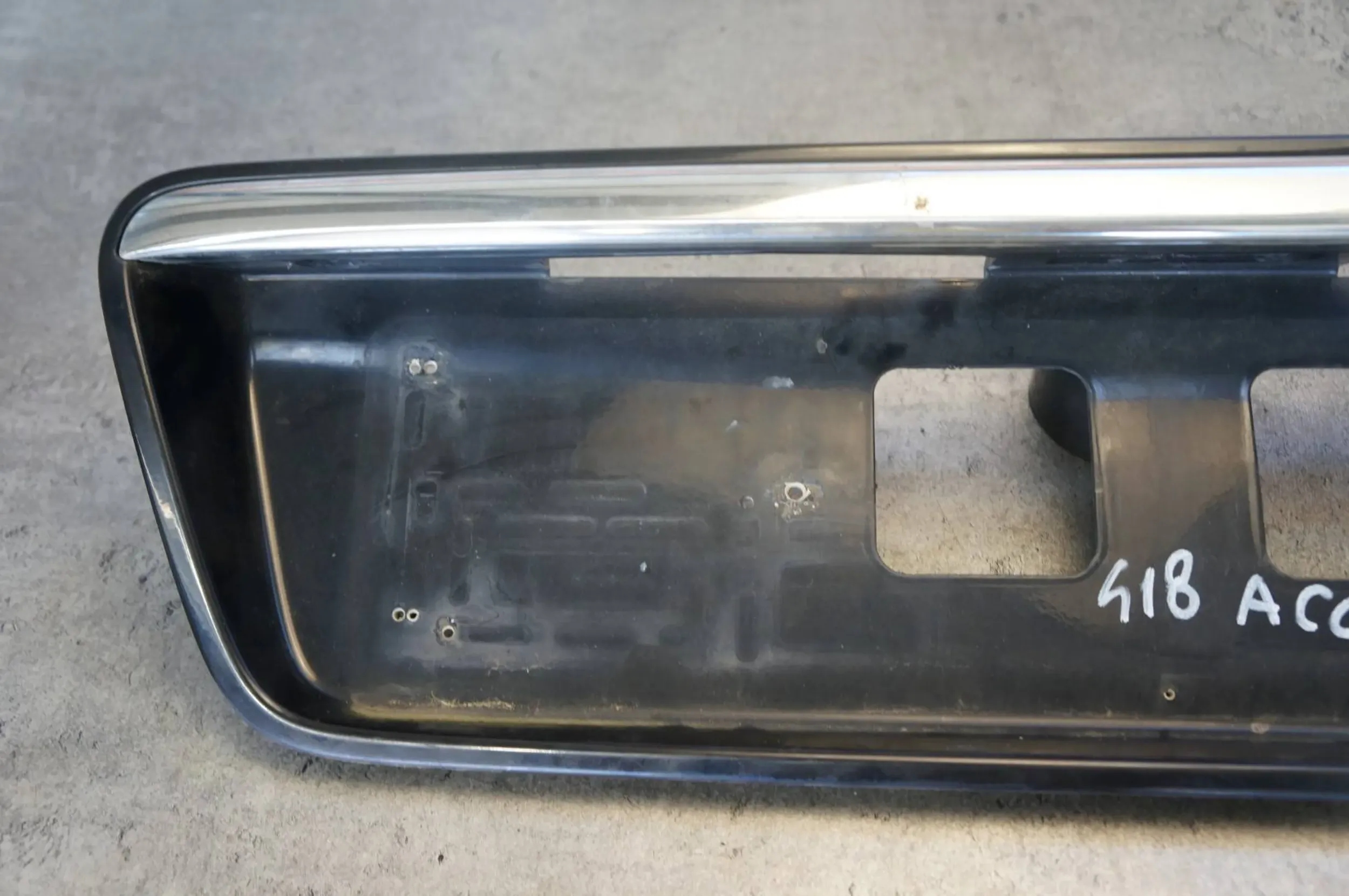 RAMKA CHROM TABLICY REJESTRACYJNEJ HONDA ACCORD VI 6 SEDAN 74891-S1A-E000 Strona zabudowy tył