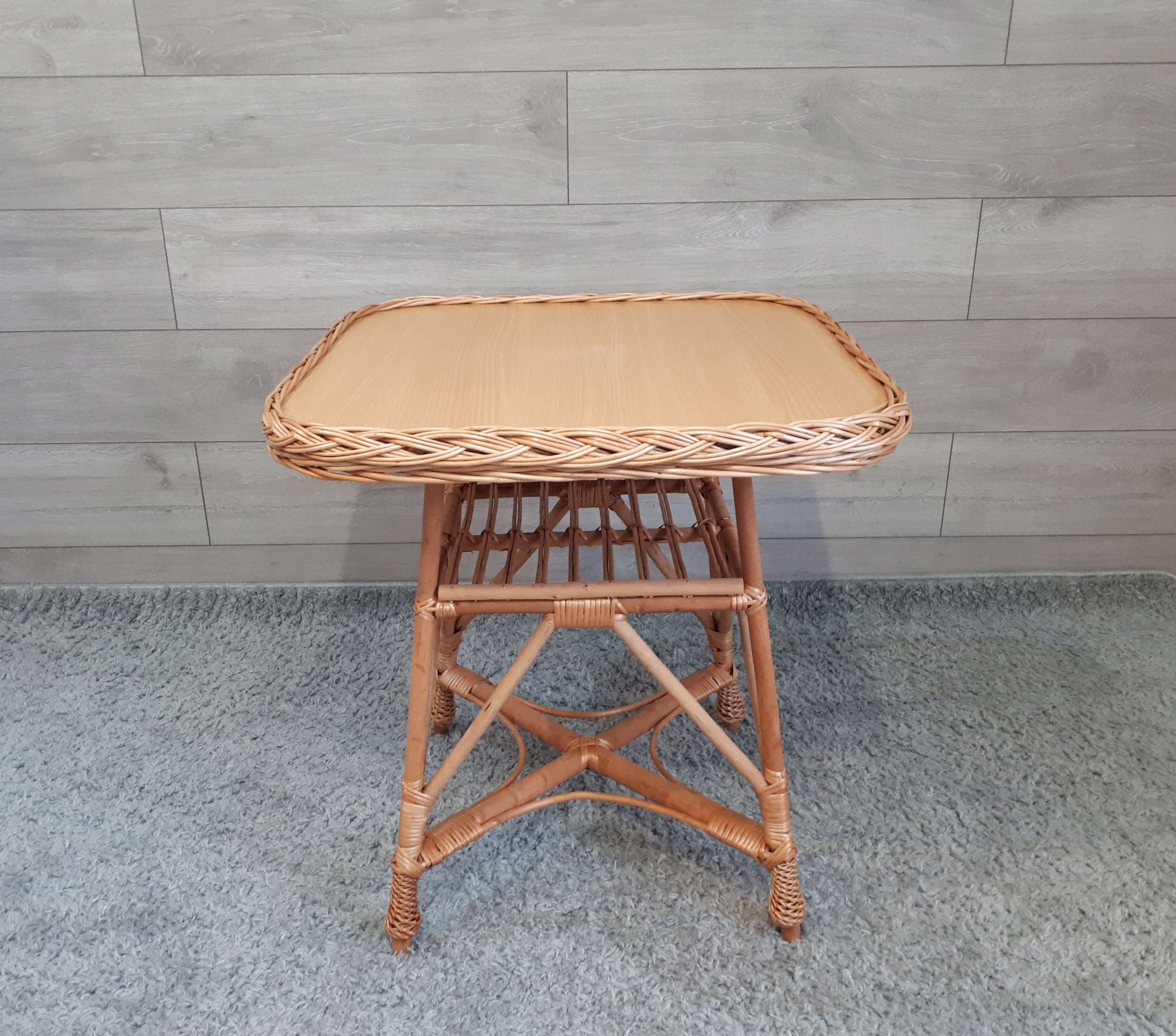 STOLIK Z WIKLINY, BLAT Z PŁYTY MDF - KWADRATOWY Kształt blatu kwadratowy