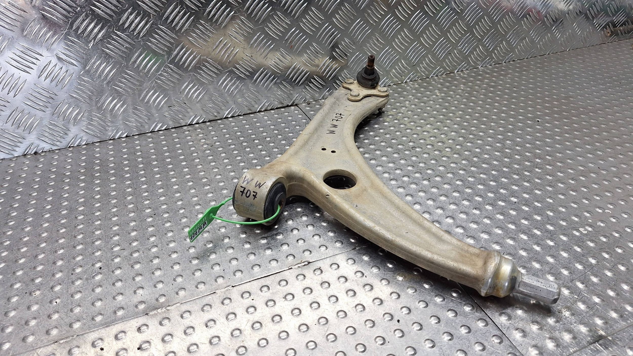 arm right front 3C0407153D VW PASSAT B7 AUDI Q3 8U