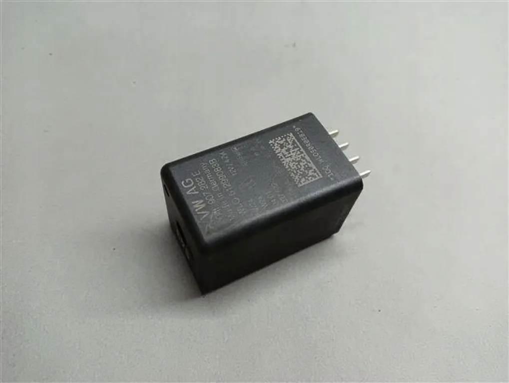 04L907282E SKODA OCTAVIA IV 2022R ПРЕДОХРАНИТЕЛЬ