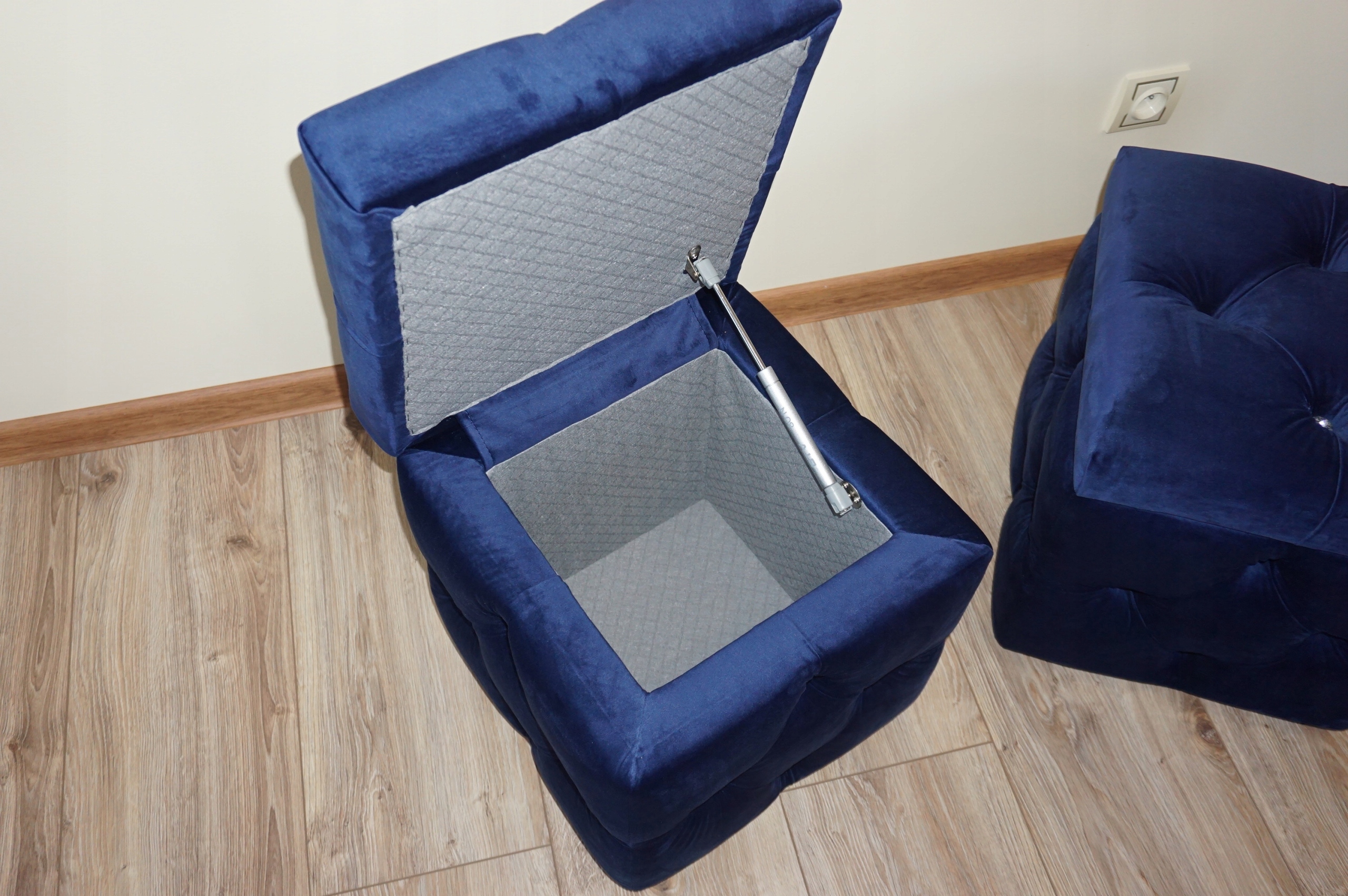 Pufa - Ławeczka otwierana, pikowana GLAMOUR. Kształt kwadrat