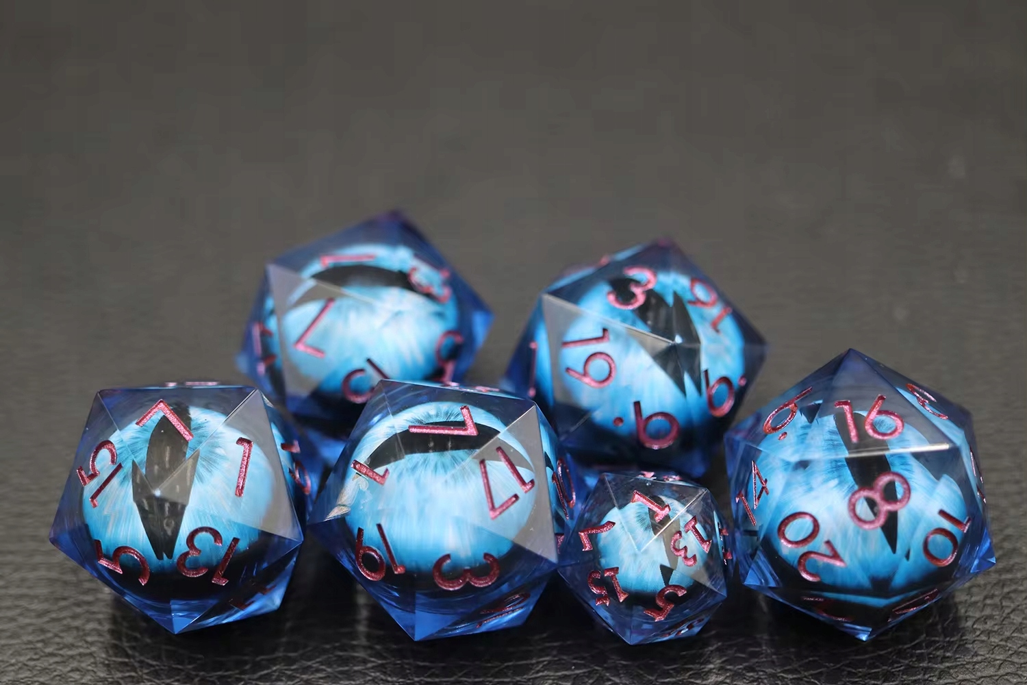 KOSTKA RPG MROŹNE SPOJRZENIE DRAUGRA PŁYNNA KOŚĆ K20 3,3 CM Liczba sztuk 1 szt.