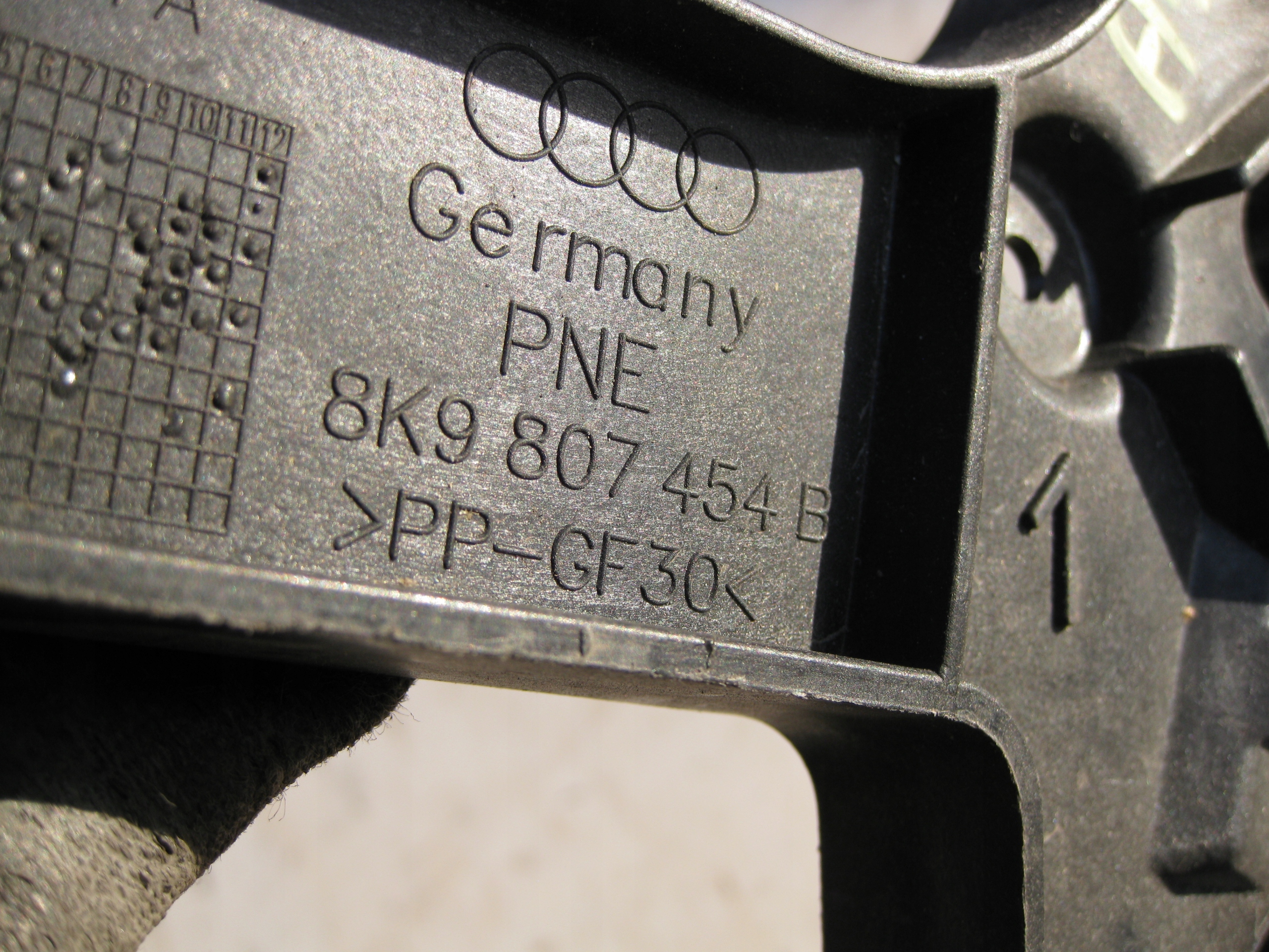 AUDI A4 8K KOMBI supporto destra posteriore 8K9807454B