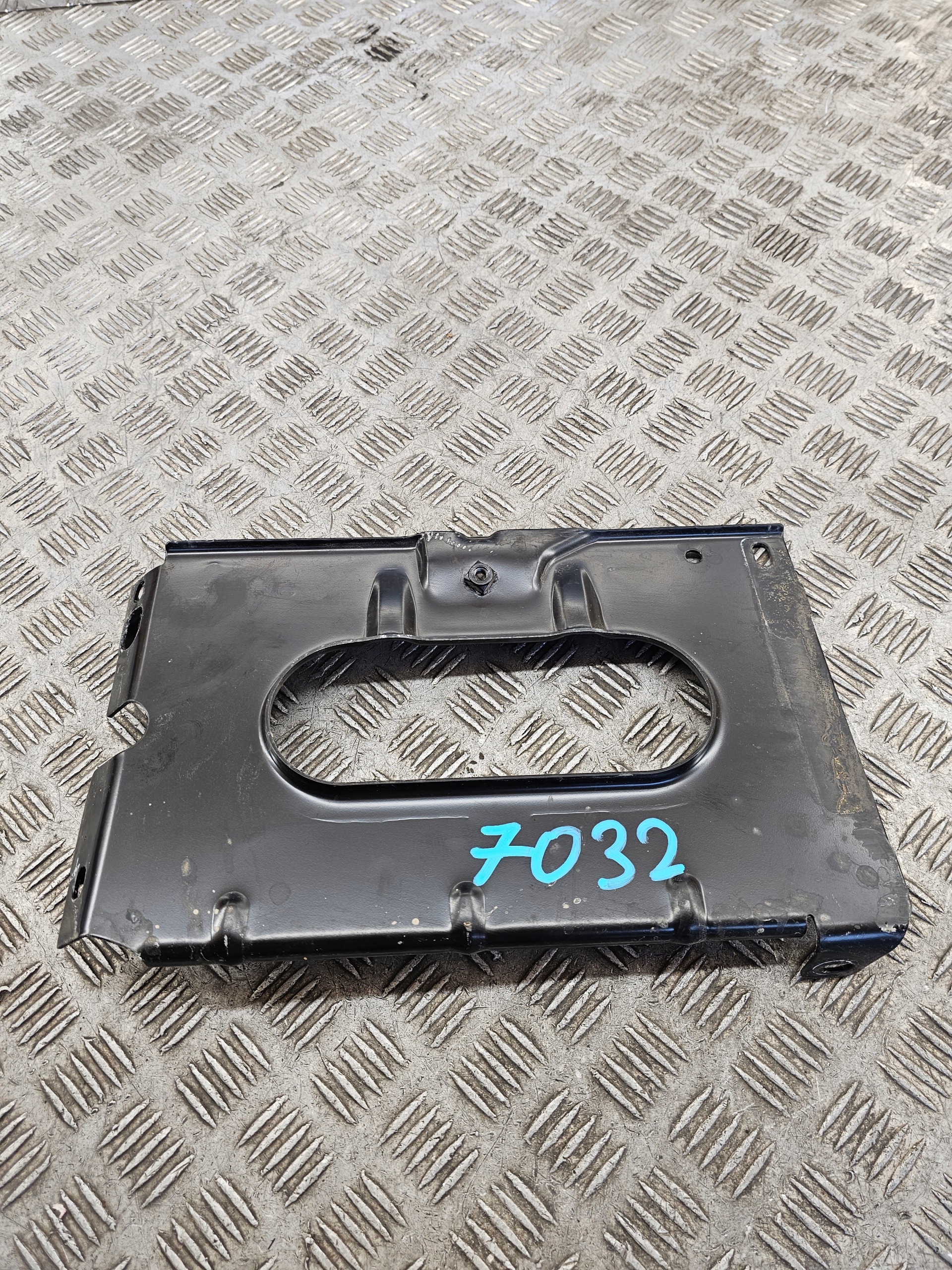Grundlage AKUMULATORA 7E0804781 VW T6 T6.1 MULTIVAN Original