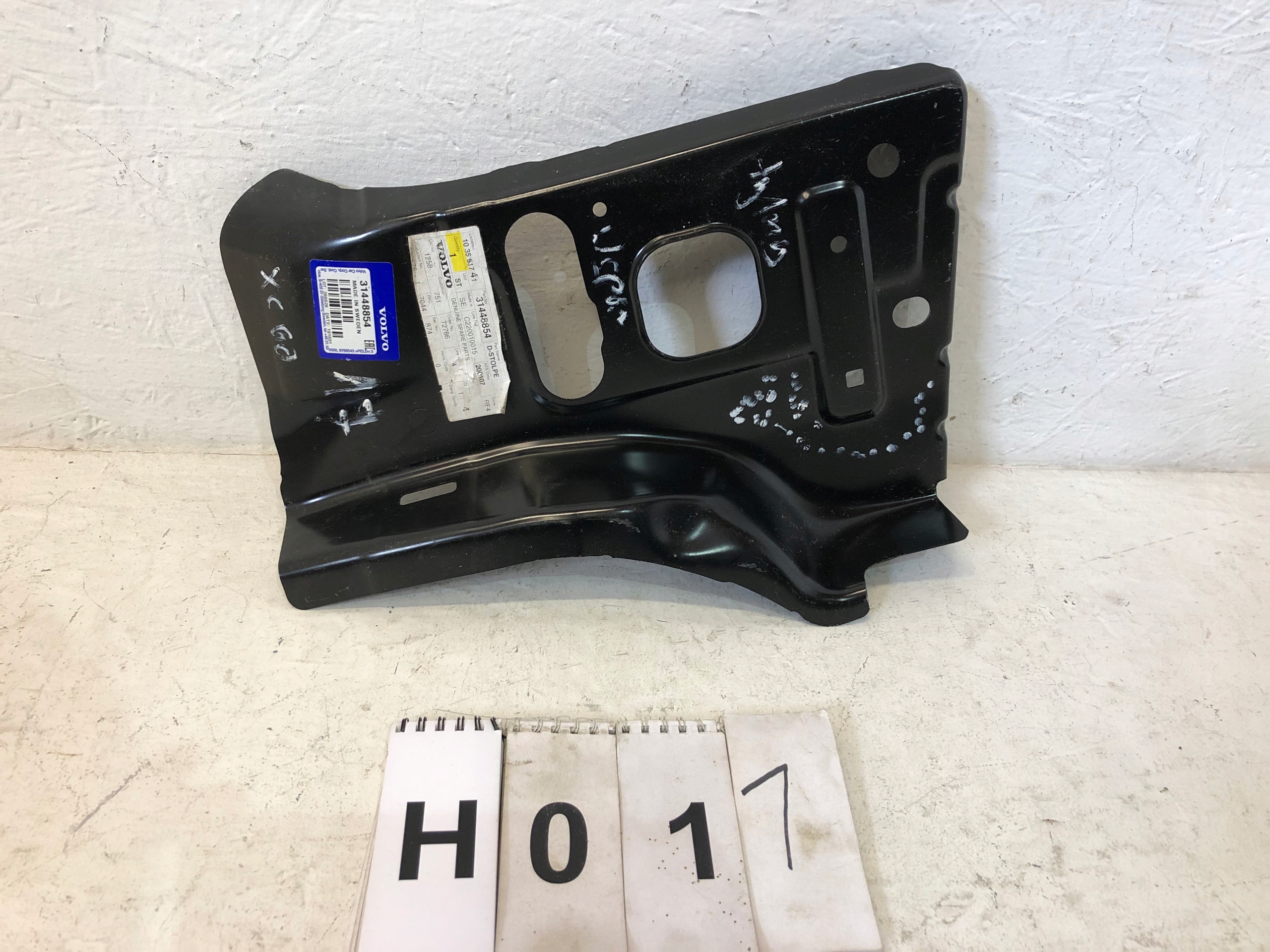 VOLVO XC60 pas prawy wzmocnienie 18 -