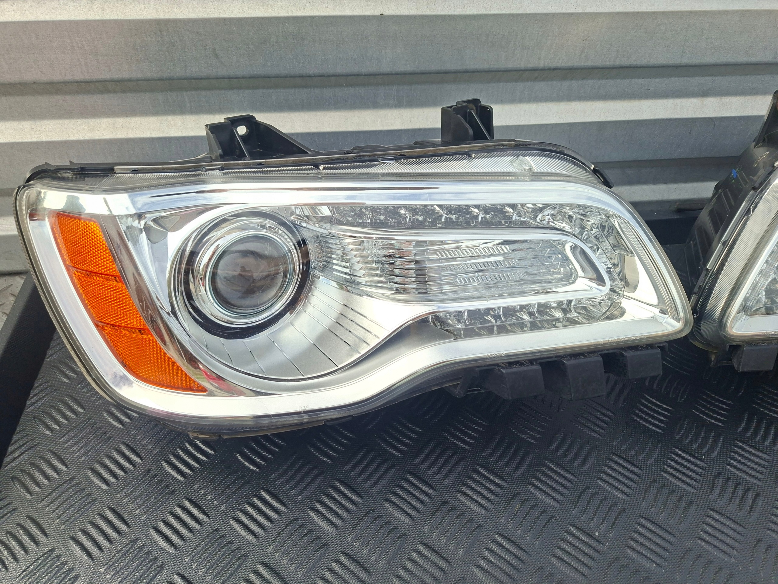 light front right front right XENON EUROPA CHRYSLER 300C II LANCIA THEMA