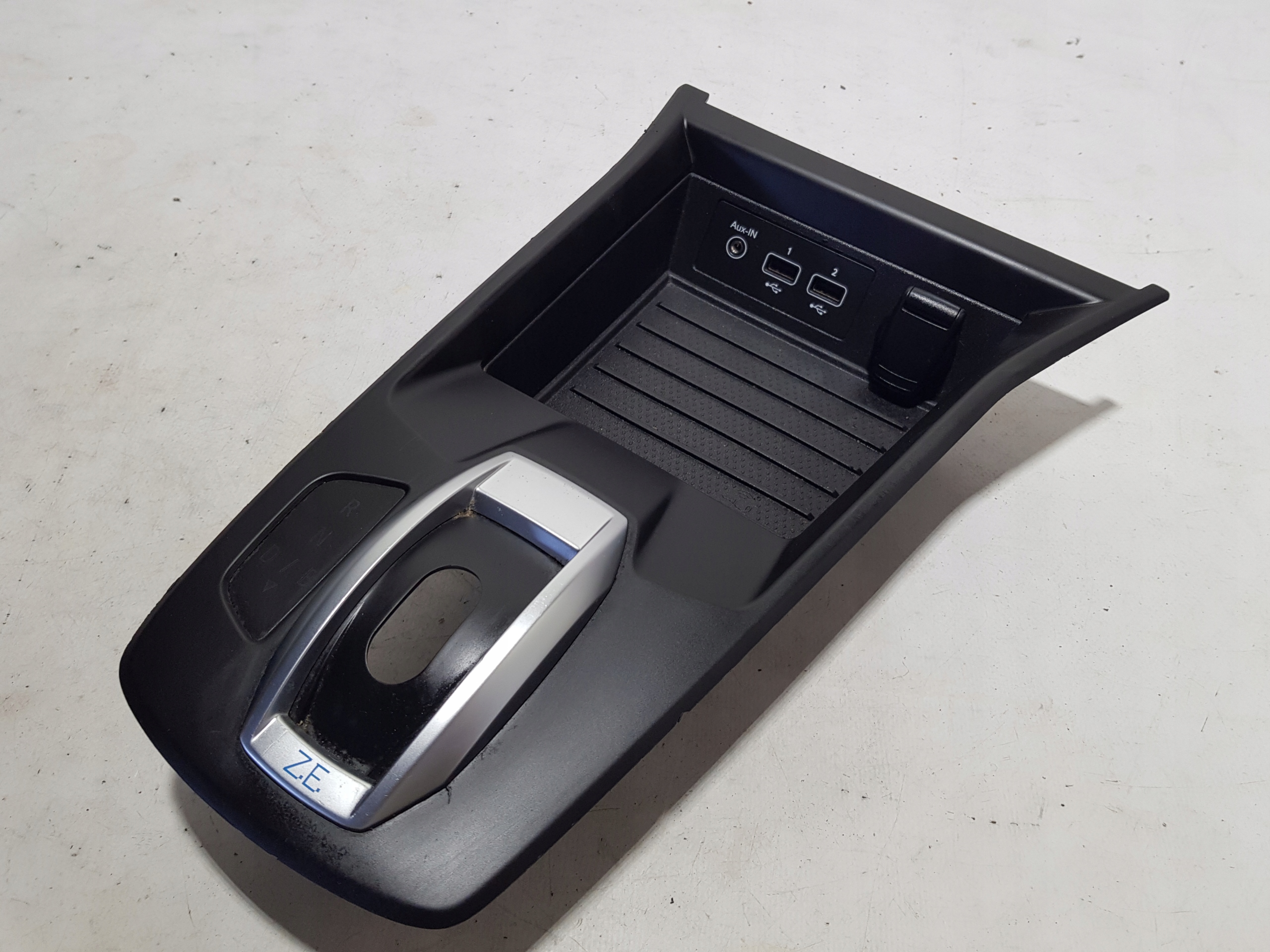 frame SRODKOWEGO TUNELU RENAULT ZOE TUNEL central USB