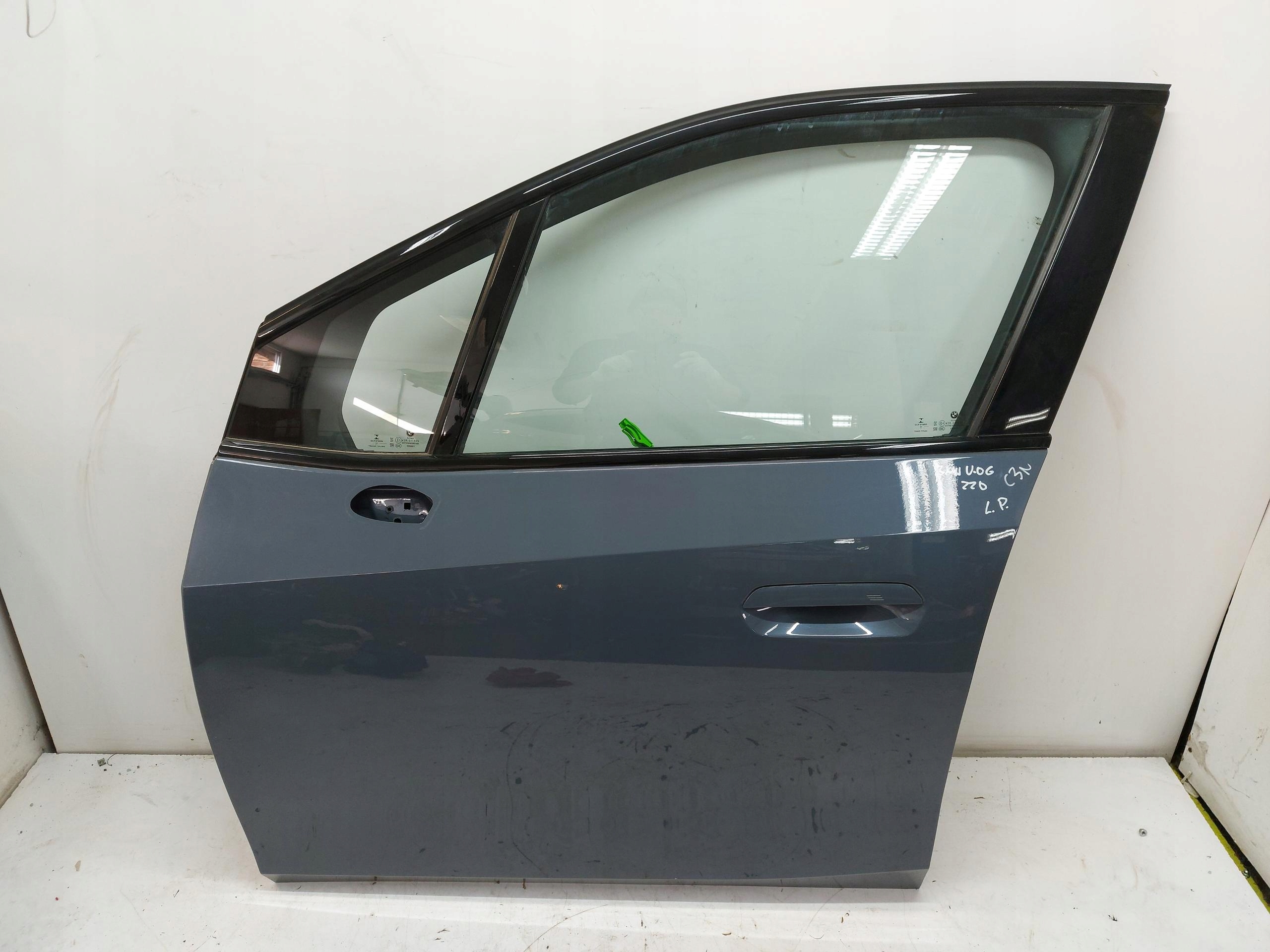 BMW U06 220d dveře levý předek přední C3N