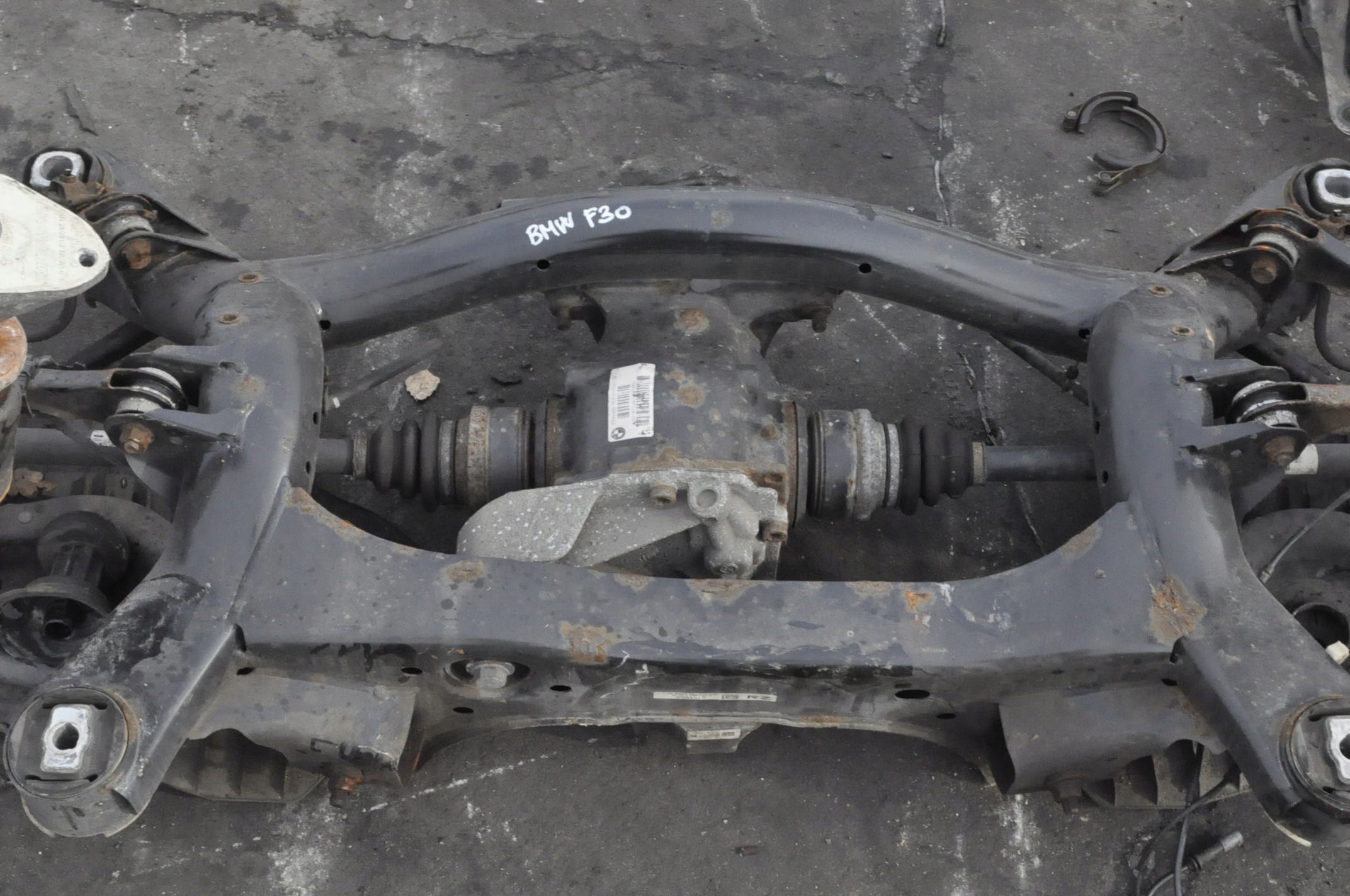 BMW 3 F30 320i 2.0i ZAWIESZENIE BELKA TYŁ + ZACISKI + MOST 7599466 3.08 Producent części BMW