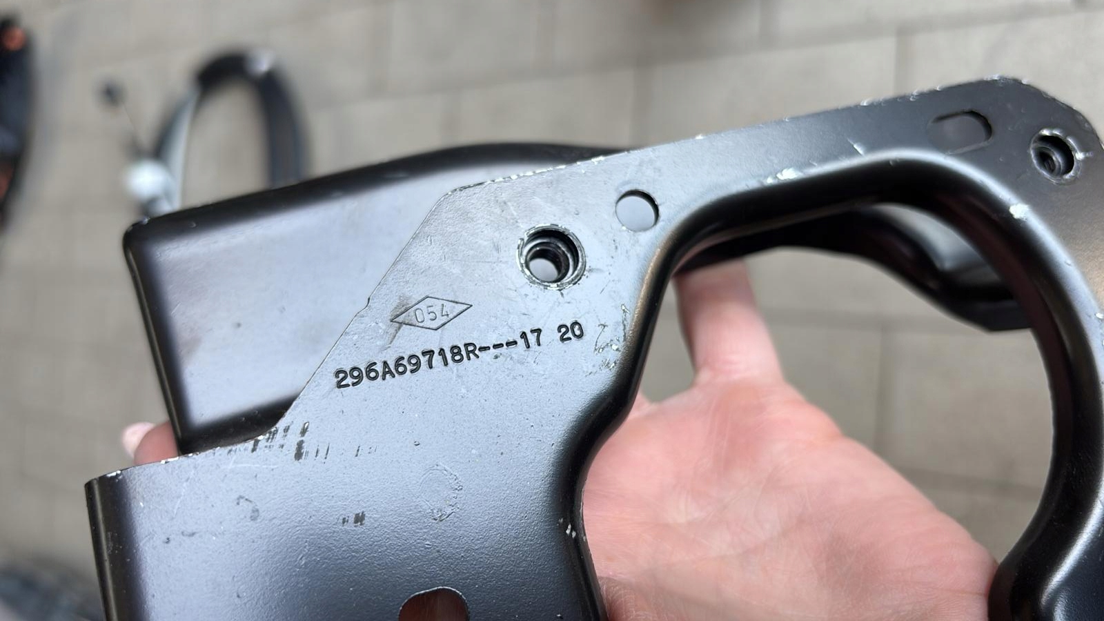 Poignée Support plaque RENAULT TWINGO III 296A69718R