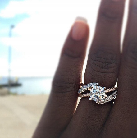 

Różowy Pierścionek Damski Duży Kryształ Cyrkonie