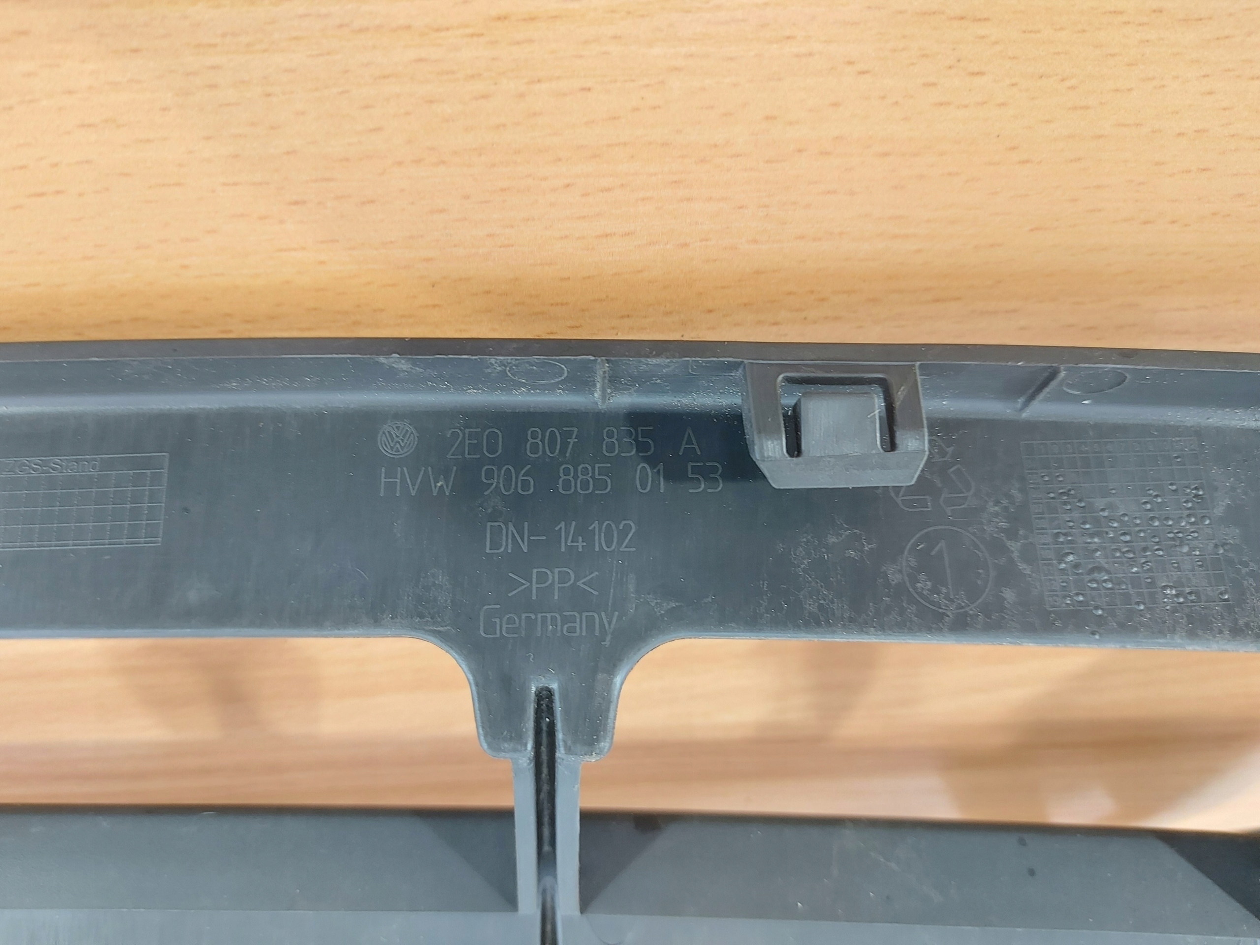 VW CRAFTER 2E grid of a bumper front central lower
