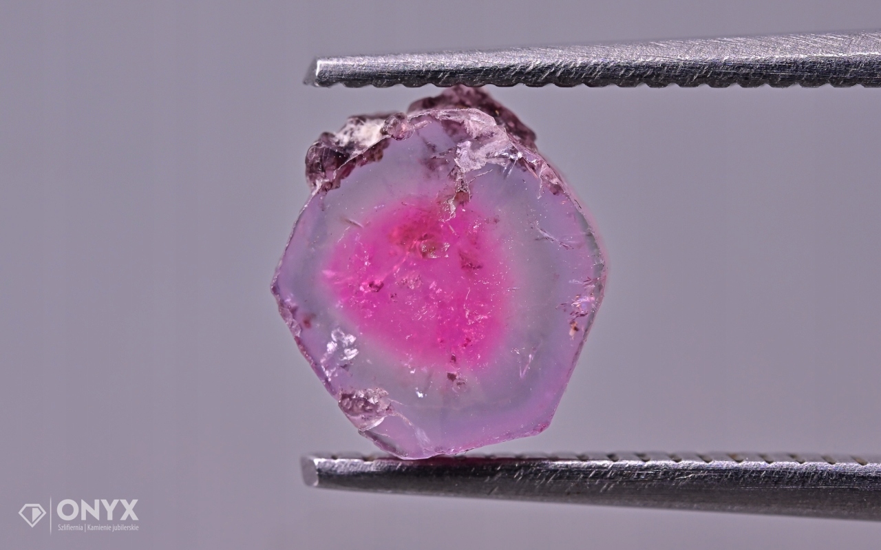 Turmalín nepravidelná deska 7x6,5 mm