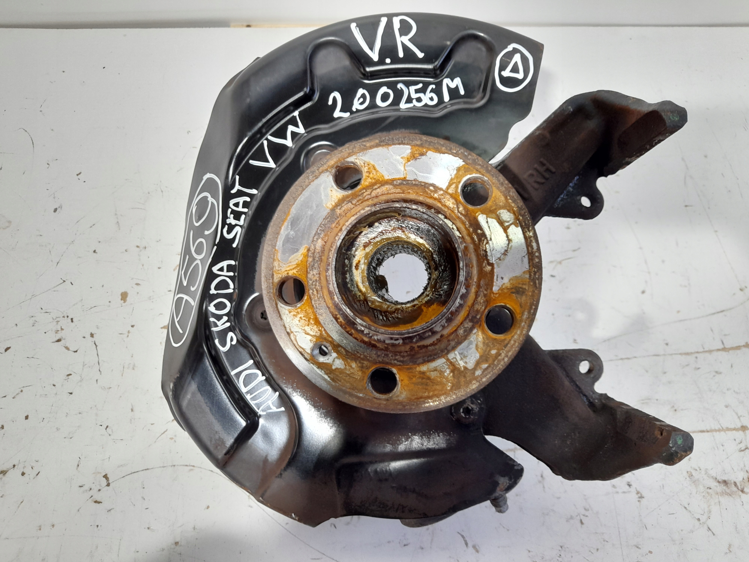 VW POLO 2G otoč pravý předek čepu 2Q0256M