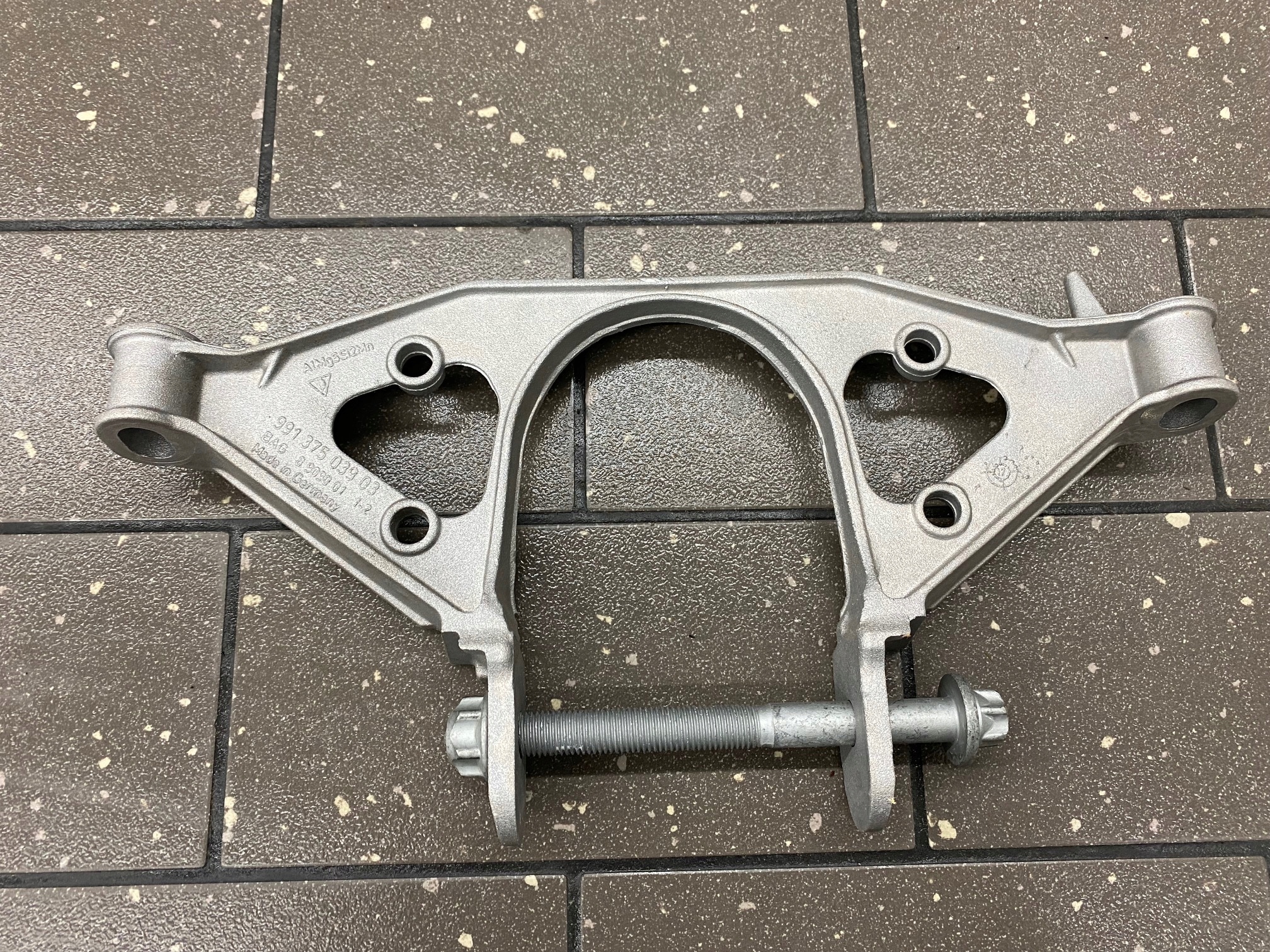 99137503903 - КРІПЛЕННЯ ЛАПИ КОРОБКИ PORSCHE 911 991 GTS LIFT