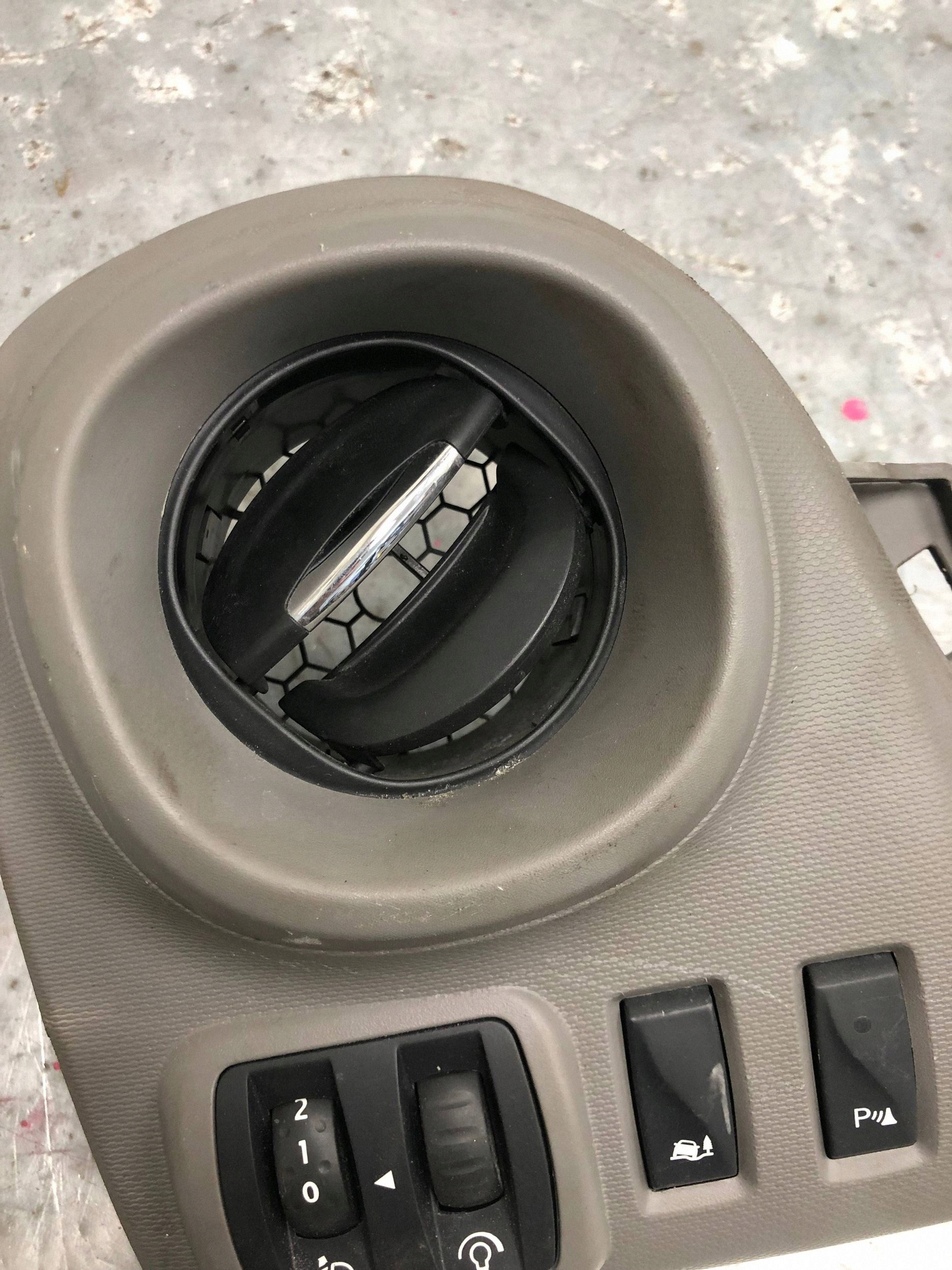grid air conditioning devices left RENAULT TRAFIC III 683112651R