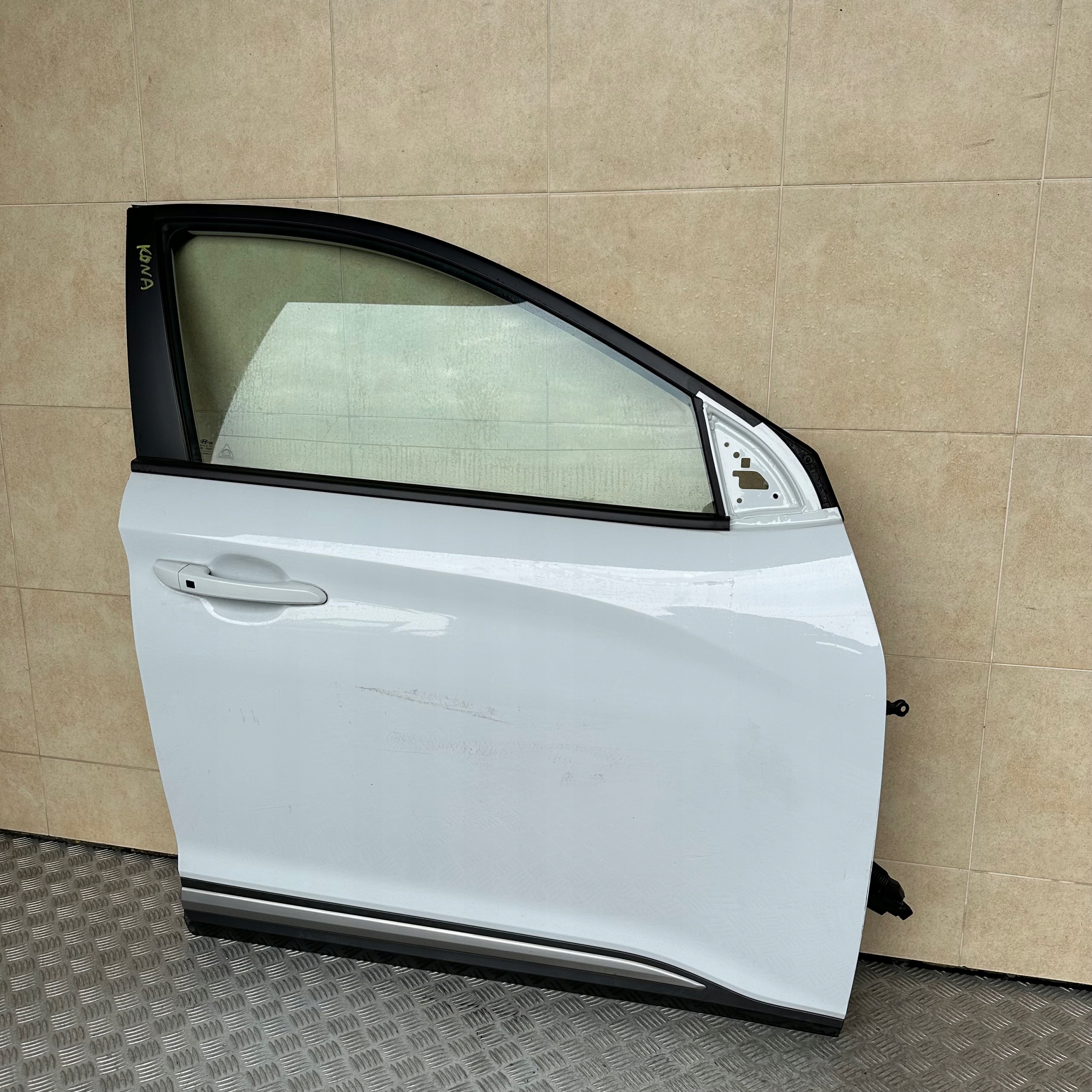 DRZWI PRAWE KOMPLETNE HYUNDAI KONA 2019 ROK Numer katalogowy części OE DRZWI